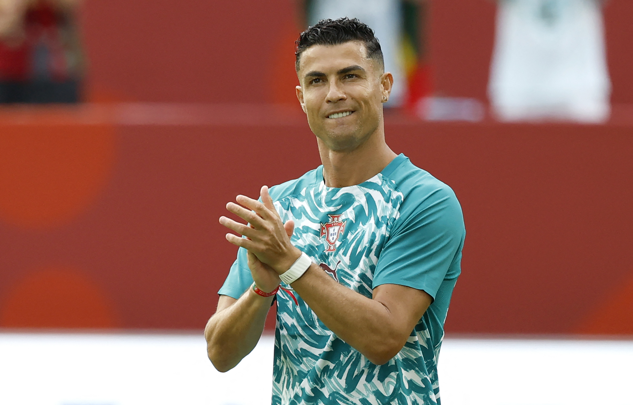 كريستيانو رونالدو، يحيي الجماهير قبل مباراة دور الـ32 من كأس العالم 2026 بين البرتغال وكرواتيا - Photo by Kamil Krzaczynski / AFP