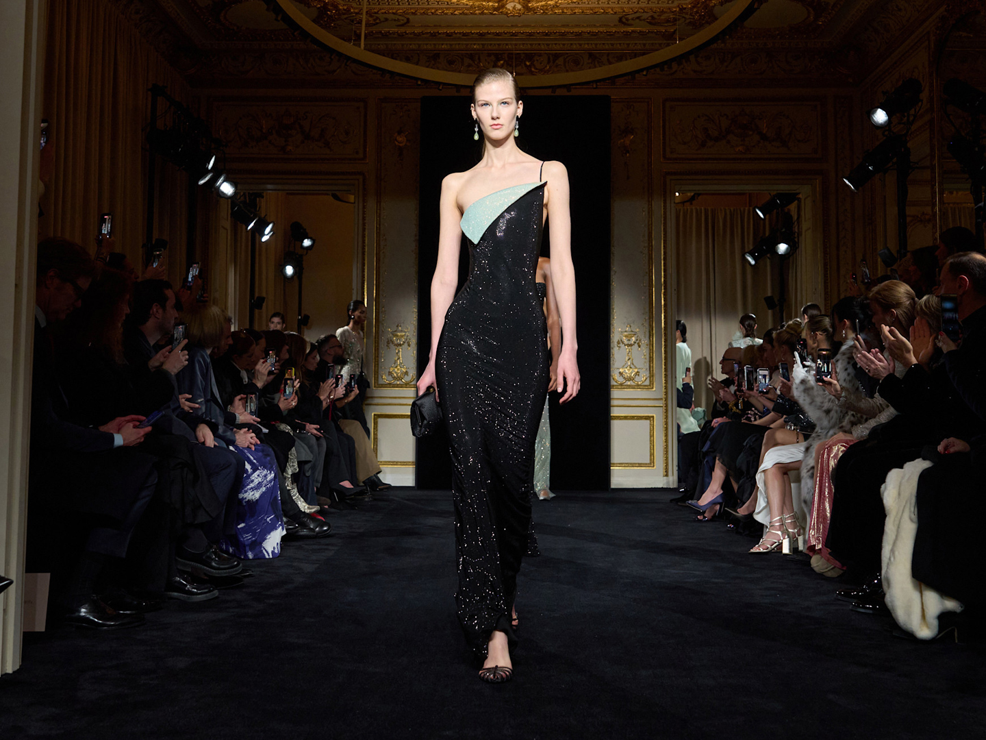 إطلالة من أرماني بريفيه Armani Prive- الصورة من Launchmetrics/Spotlight ©