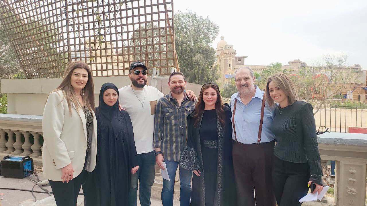 أبطال وصُنّاع فيلم الحافي - الصورة من صفحة الفنانة إلهام شاهين على الفيسبوك