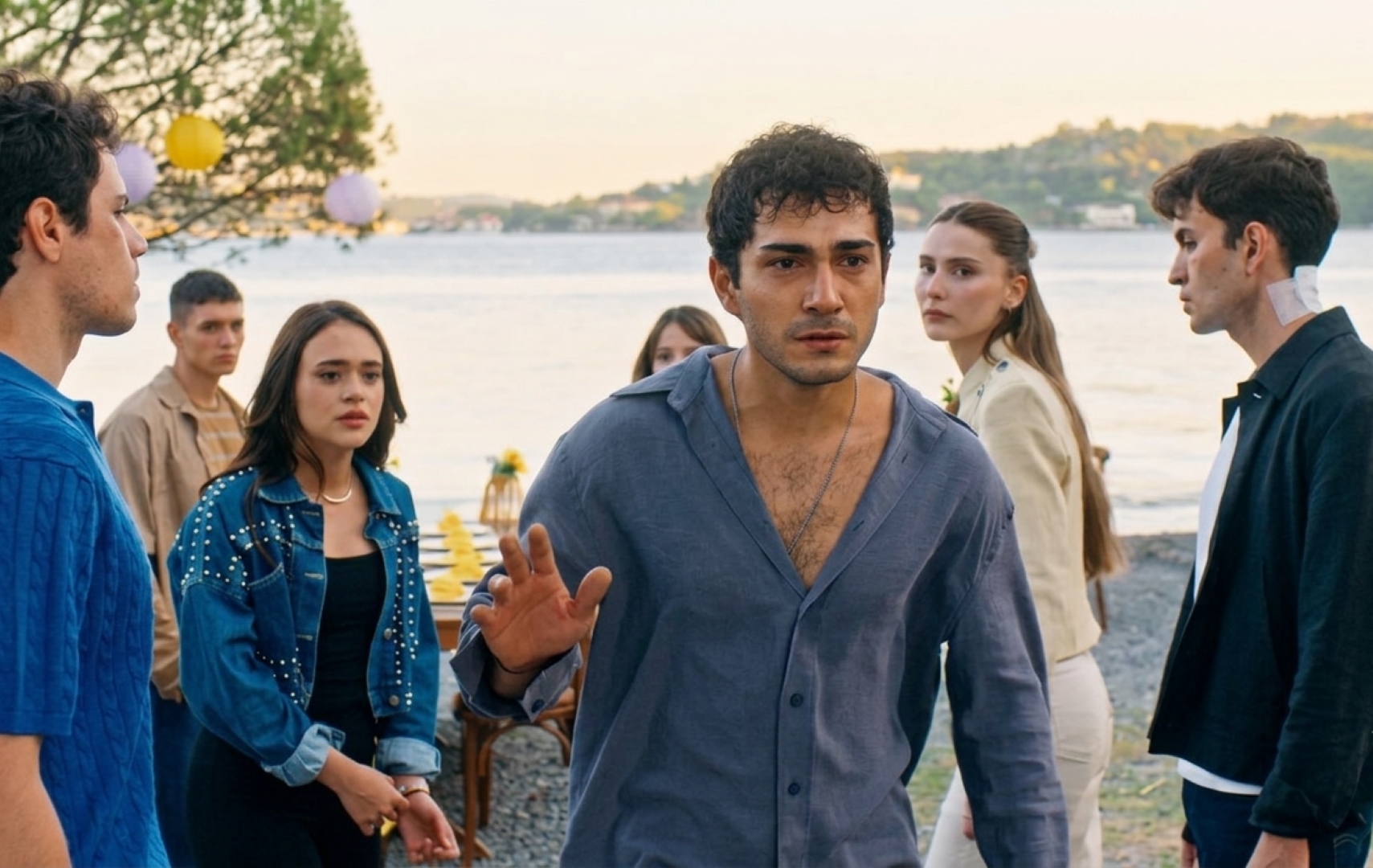 الحلقة الرابعة من المسلسل التركي  «اسطنبول رأساً على عقب Altı Üstü İstanbul» - الصورة سكرين شوت من الحلقة