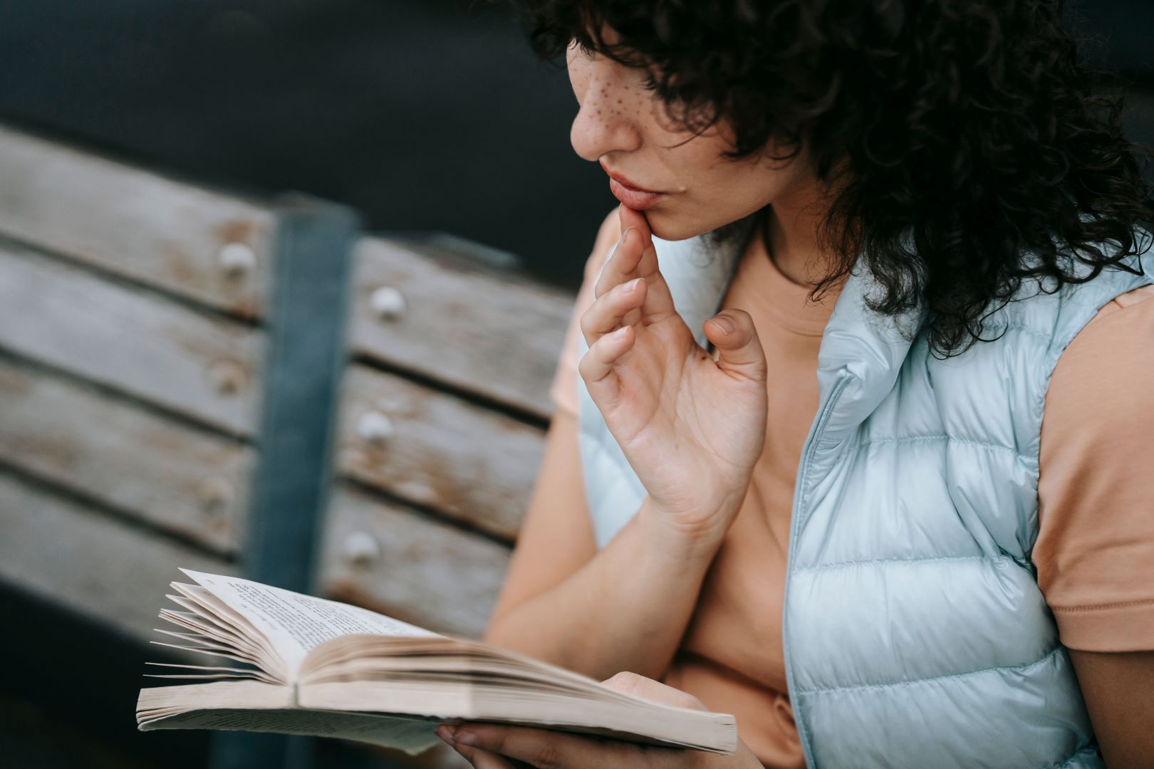 فتاة تقرأ كتابًا 