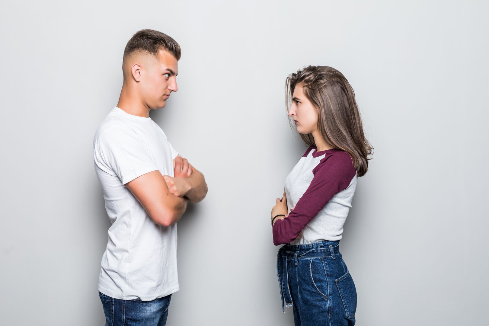 زوجة تتعامل بحزم مع زوجها وهو متضايق من ذلك