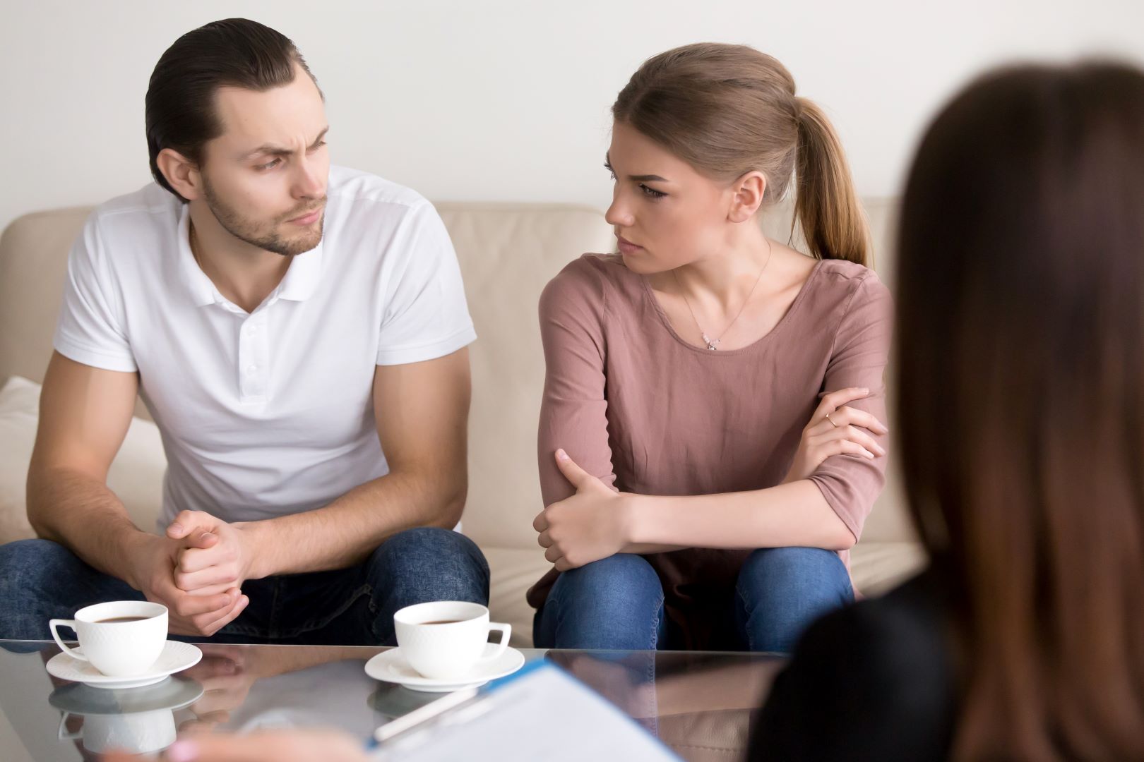 زوج يحاول الحديث مع زوجته مسترجعاً حواراتهما الطويلة سابقاً