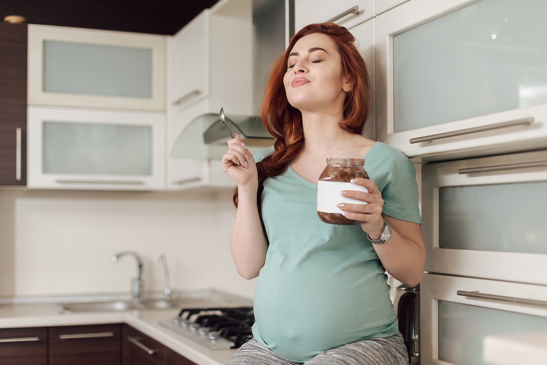 كيف أقاوم الرغبة الشديدة في أكل أشياء غريبة عند الحمل؟- مصدر الصورة: Adobe Stock by Diignat
