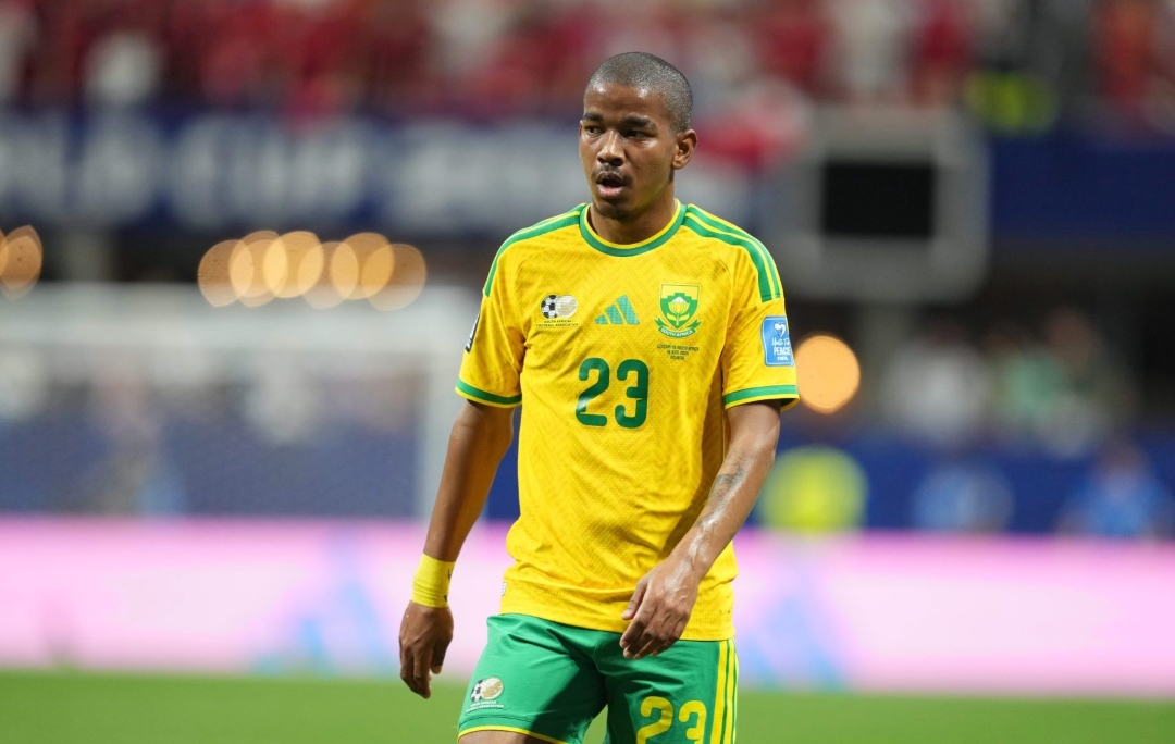 جايدن آدامز Jayden Adams لاعب وسط جنوب إفريقيا الراحل خلال إحدى مشاركاته الدولية- مصدر الصورة: Ulrik Pedersen/NurPhoto via Getty Images  