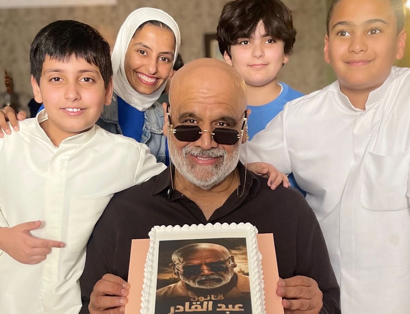 داود حسين يحمل كعكة بصورته شخصيته التي يجسدها في مسلسل قانون عبد القادر- الصورة من حسابه على الانستغرام