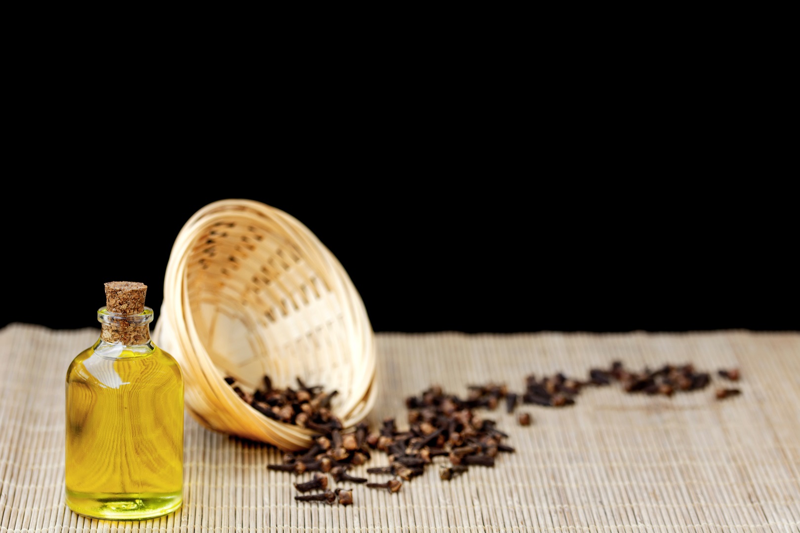 زيت القرنفل لتعطير المنزل وطرد الحشرات وإزالة العفن السطحي