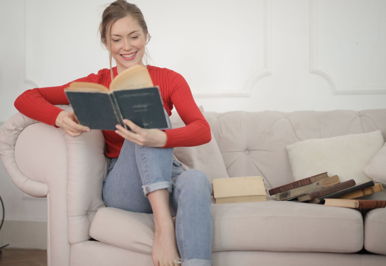 شابة تقرأ كتابا باستمتاع