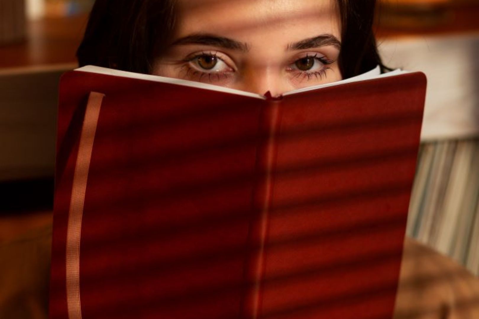 فتاة تقرأ رواية تشويق وإثارة