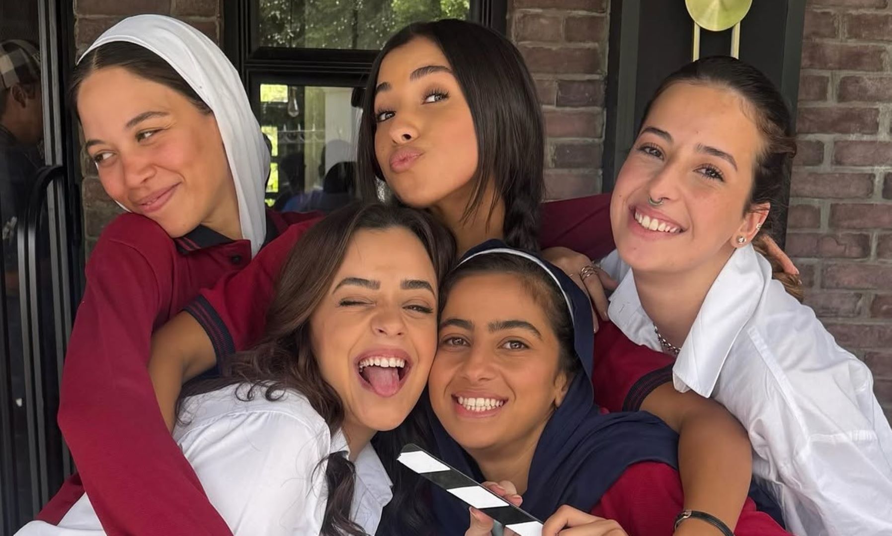 بطلات مسلسل أندر إيدج- الصورة من حساب جايدا منصور على إنستغرام