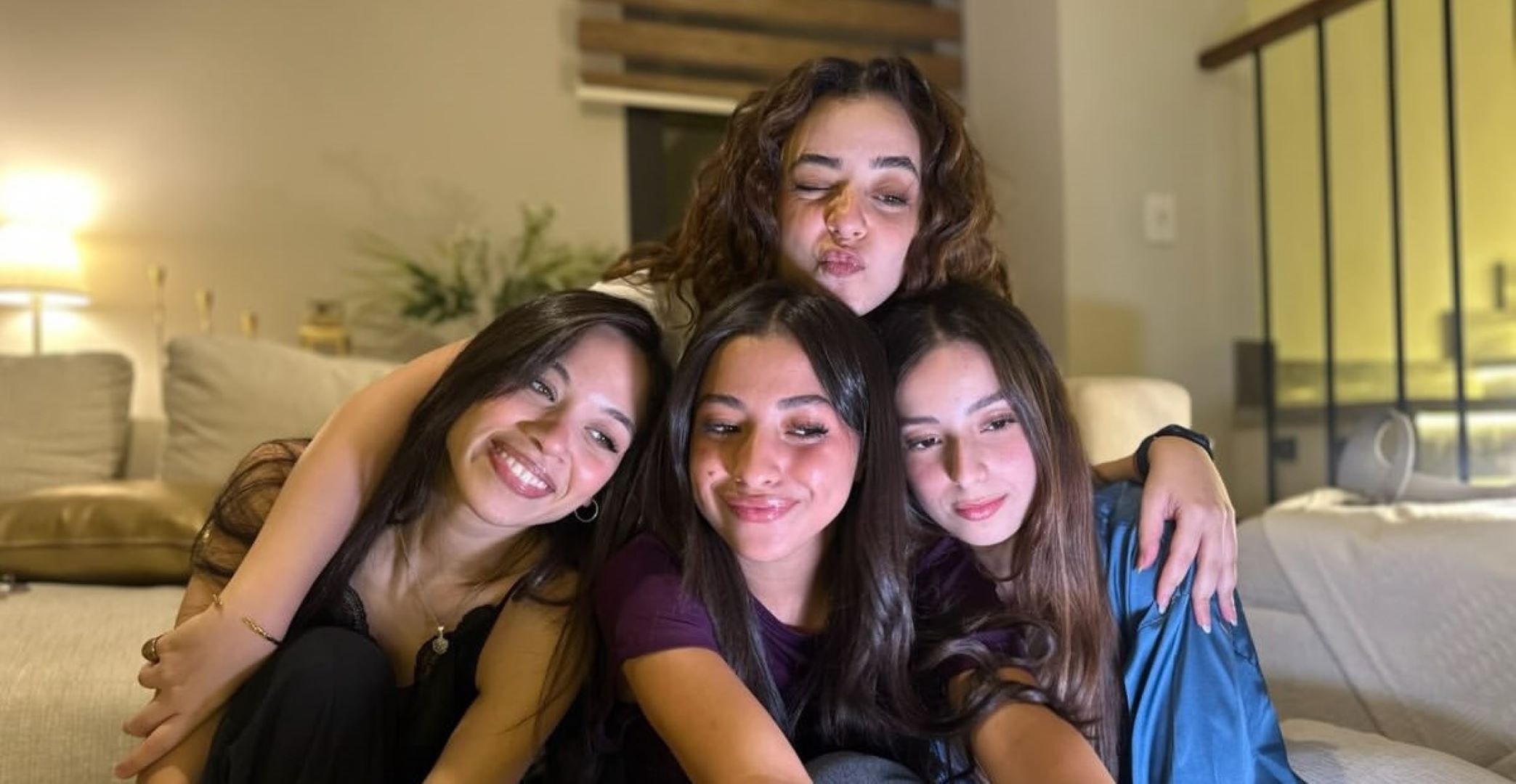 بطلات مسلسل أندر إيدج- الصورة من حساب جايدا منصور على إنستغرام