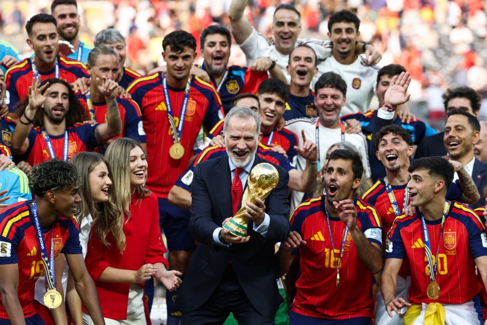 الملك فيليب السادس بجانب الأميرة إليونور والأميرة صوفيا في نهائي بطولة كأس العالم 2026. مصدر الصورة: FRANCK FIFE / AFP