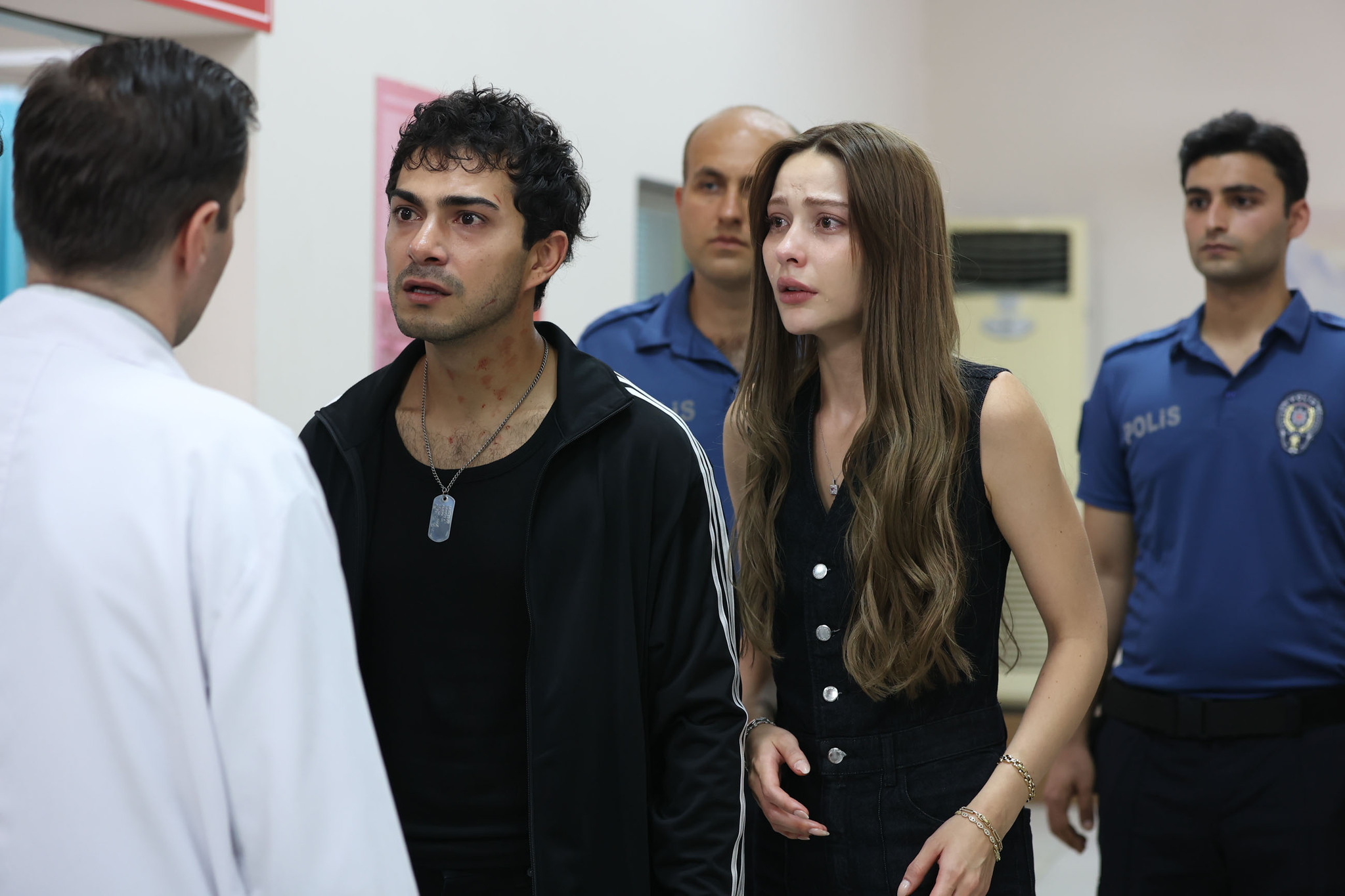 سكرين شوت من مسلسل اسطنبول رأسا على عقب الحلقة السادسة