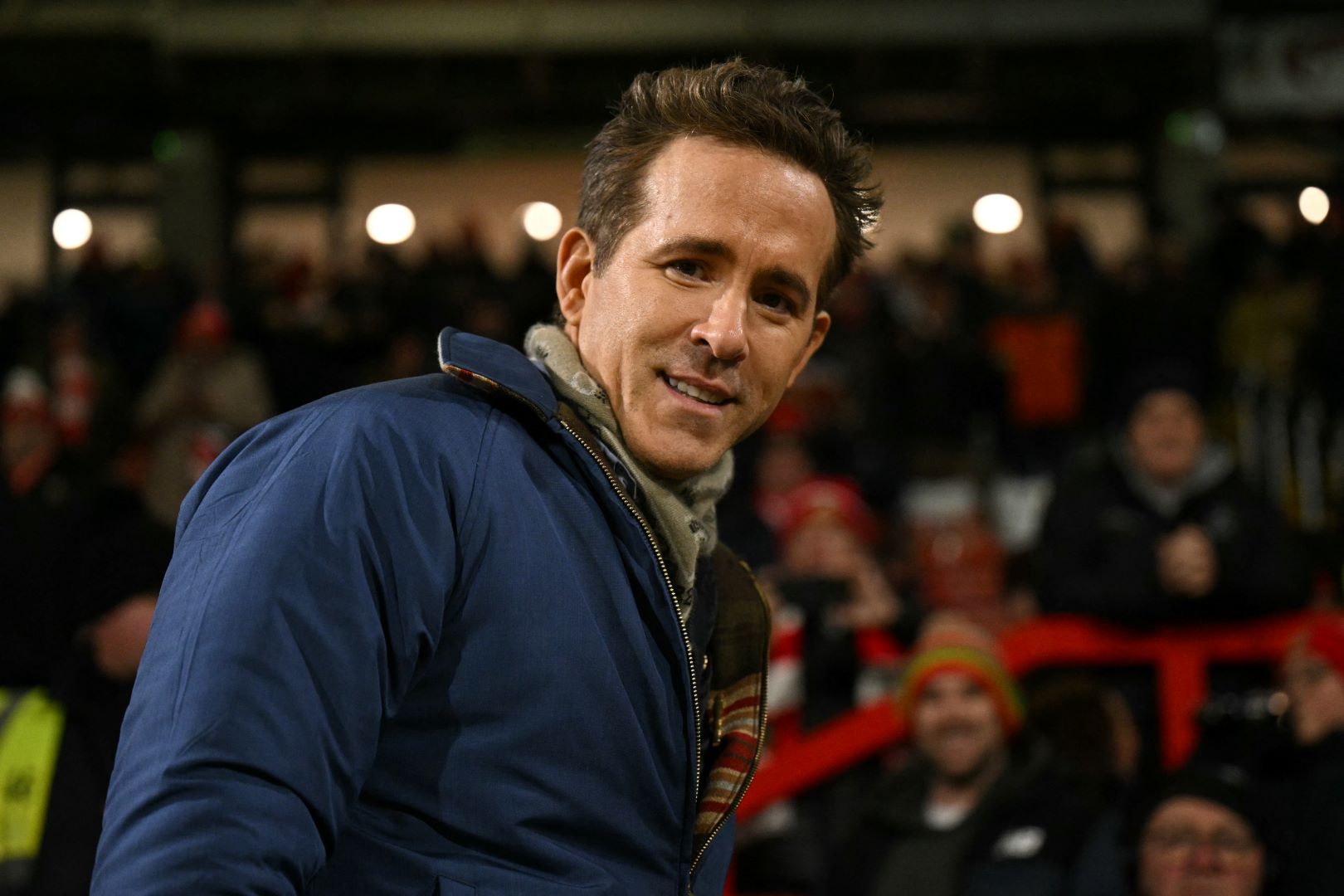 ريان رينولدز Ryan Reynolds في ملعب ريسكورس جراوند في ريكسهام، شمال ويلز. مصدر الصورة: Oli SCARFF / AFP