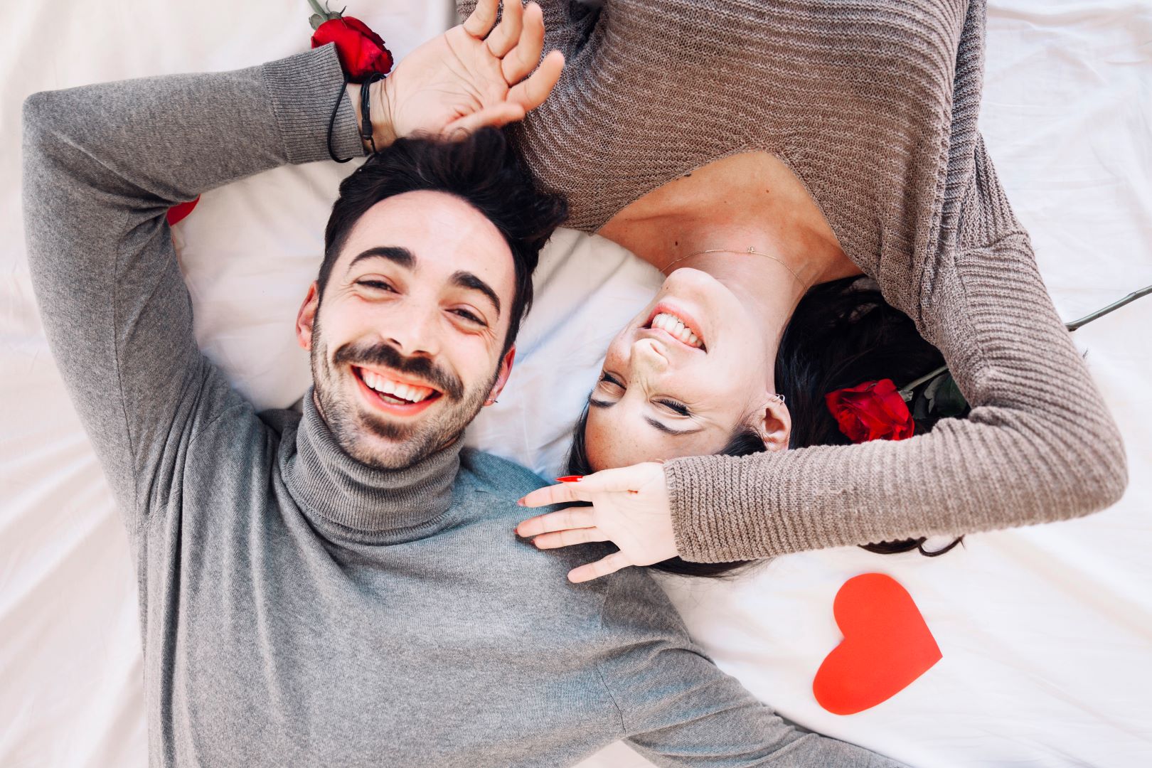 زوجان تبدو بينهما مودة ومشاعر جميلة 