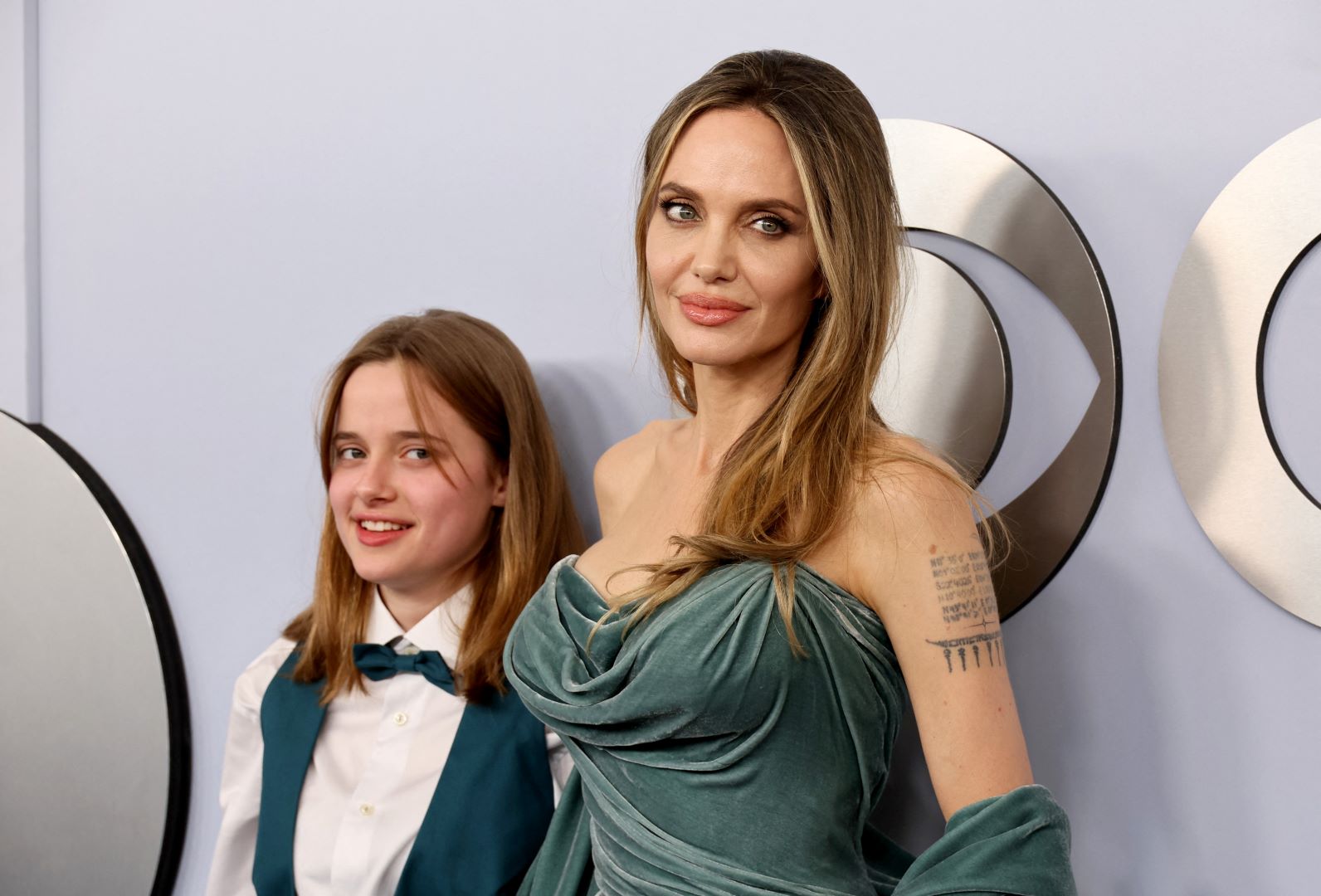 فيفيان جولي بيت Vivienne Jolie-Pitt وأنجلينا جولي Angelina Jolie في حفل توزيع جوائز توني 2024. مصدر الصورة: Dia Dipasupil/Getty Images/AFP