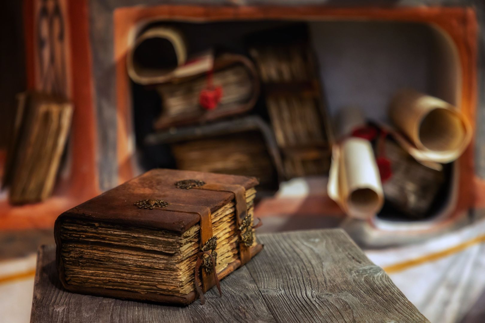 مجموعة من الكتب والمخطوطات القديمة