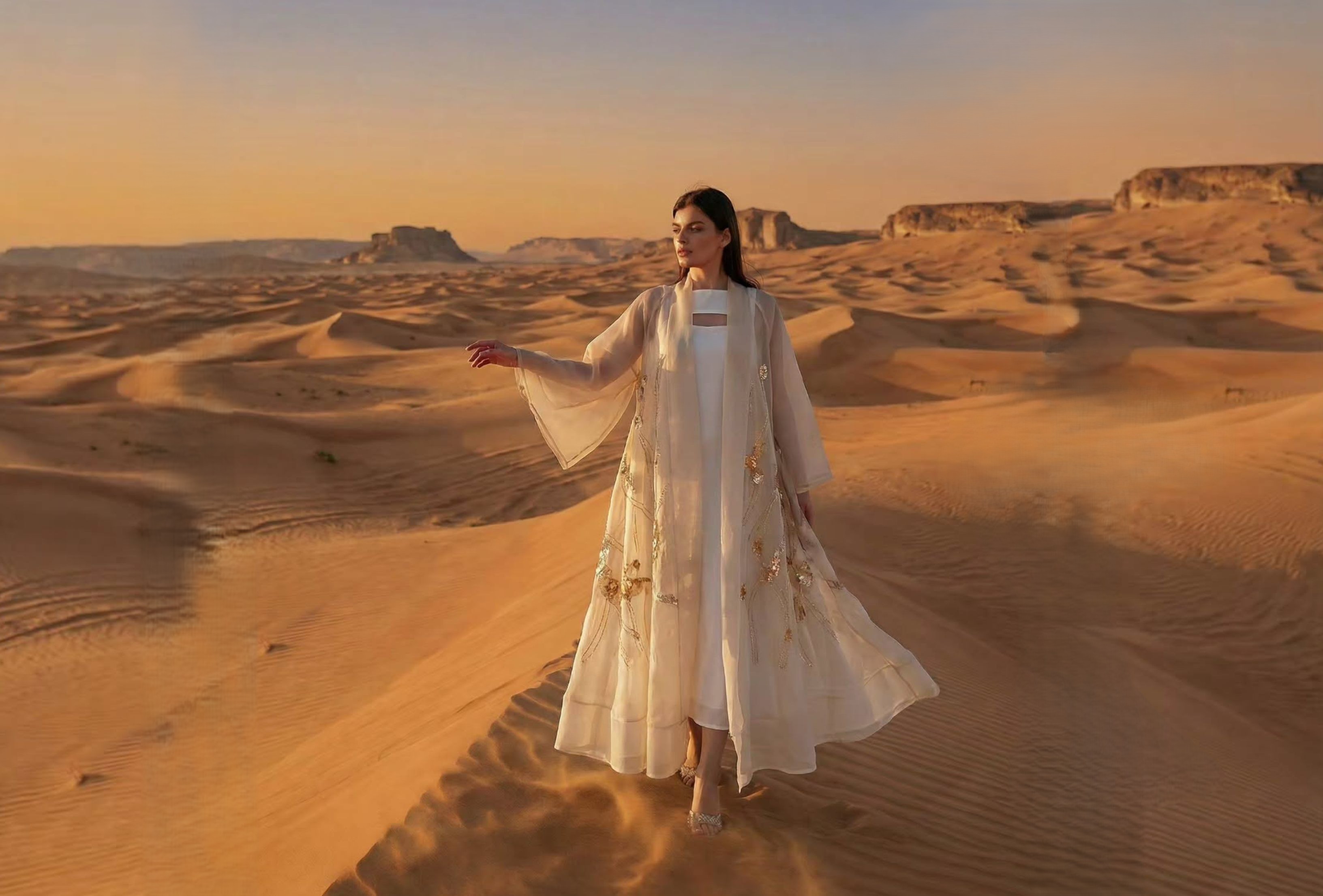 عباية بيج من الأورغنزا من سوي عبايا Sui Abaya-  الصورة من حساب العلامة على انستغرام 