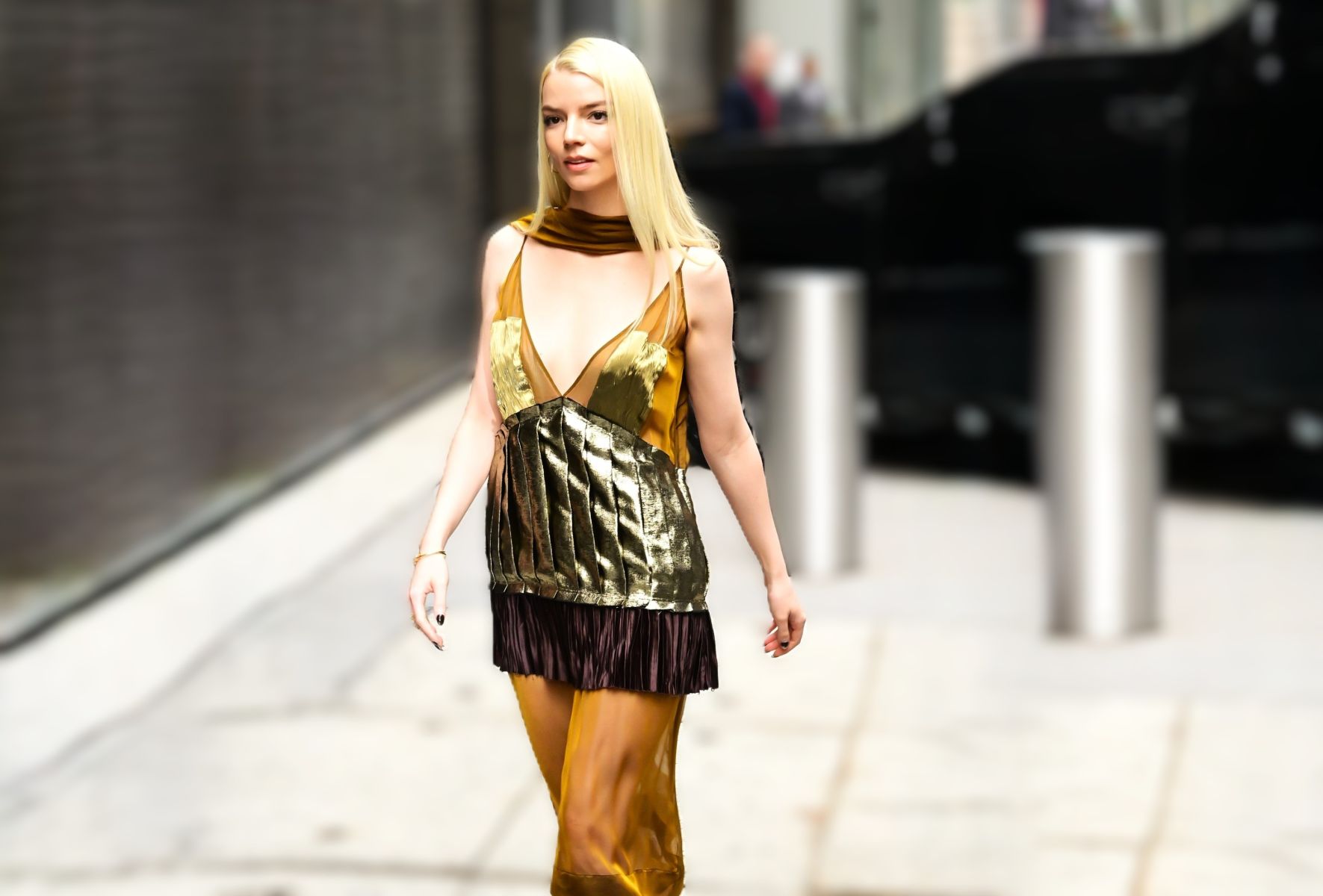 أنيا تايلور جوي Anya Taylor Joy ترتدي من فيراغامو Ferragamo -الصورة من العلاقات العامة