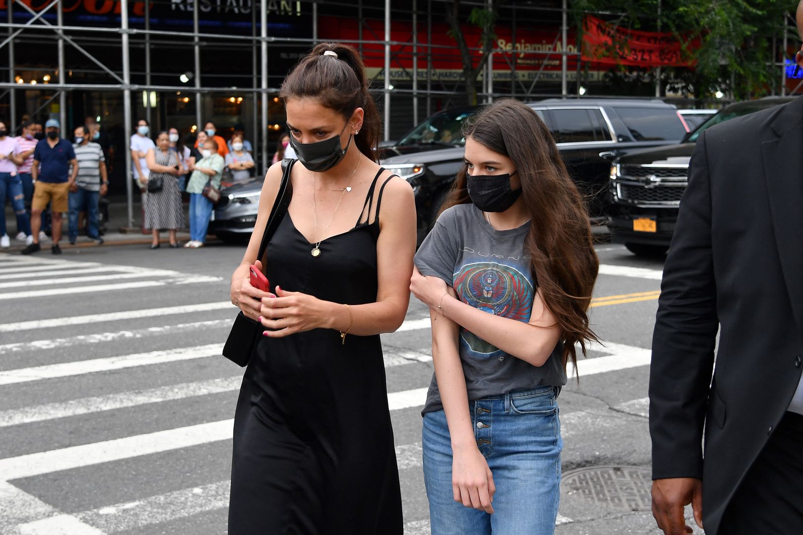 كاتي هولمز وابنتها سوري في مدينة نيويورك (Katie Holmes and daughter Suri in New York City). مصدر الصورة: Angela Weiss / AFP