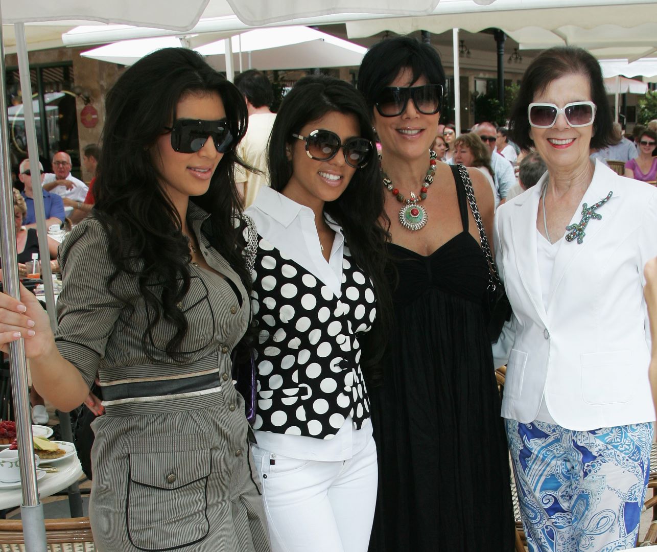 كيم كارداشيان، وكورتني، وكريس، وماري جو كامبل، في مونت كارلو، إمارة موناكو (Kim Kardashian, Kourtney, Kris and Mary Jo Campbell, in Monte Carlo, Principality of Monaco). مصدر الصورة: Toni Anne Barson Archive/WireImage