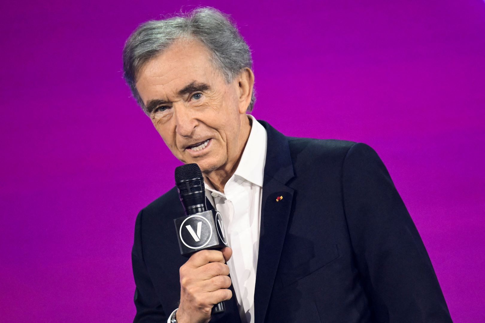 برنارد أرنو في باريس (Bernard Arnault in Paris). مصدر الصورة: JULIEN DE ROSA / AFP