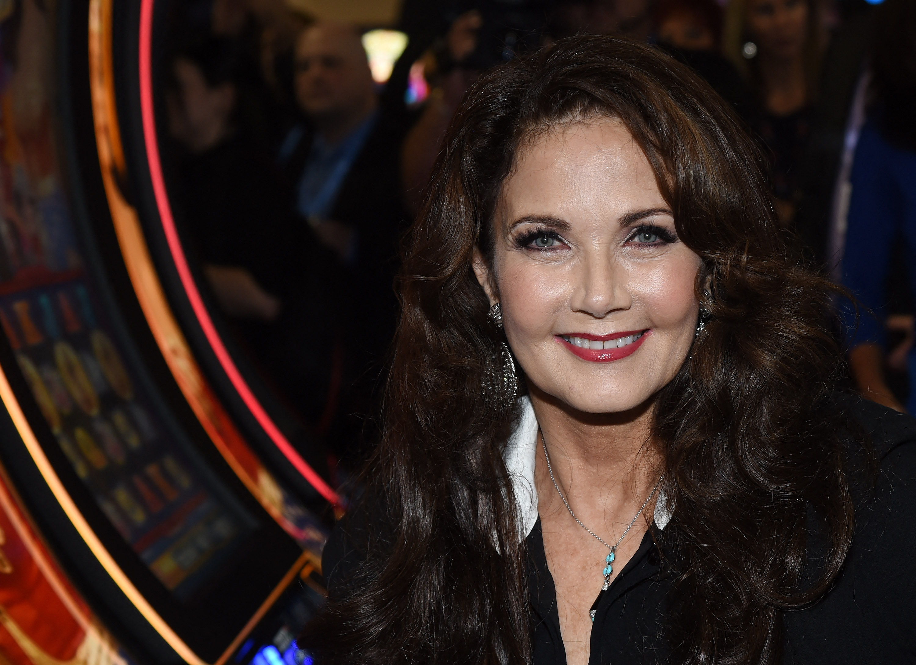 النجمة الأمريكية ليندا كارتر (Lynda Carter)، صاحبة شخصية "المرأة الخارقة" - Photo by ETHAN MILLER / GETTY IMAGES NORTH AMERICA / GETTY IMAGES VIA AFP