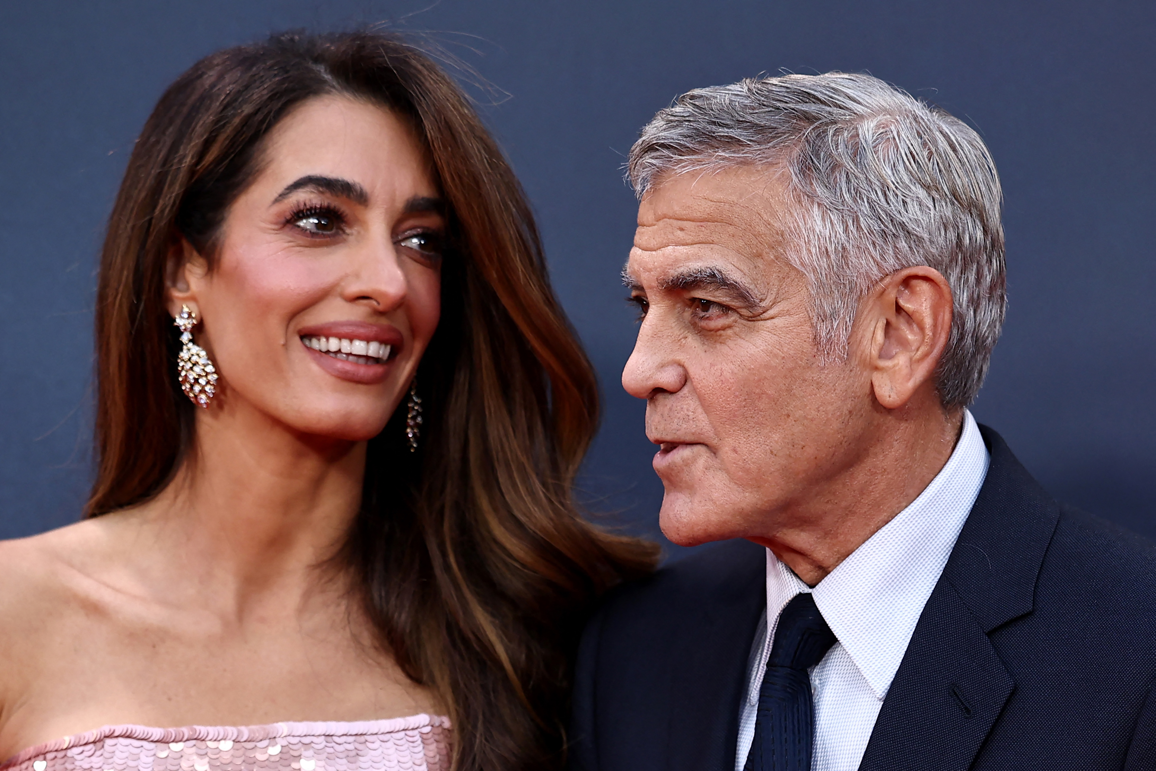جورج كلوني George Clooney وزوجته المحامية اللبنانية أمل كلوني Amal Clooney،- Photo by HENRY NICHOLLS / AFP