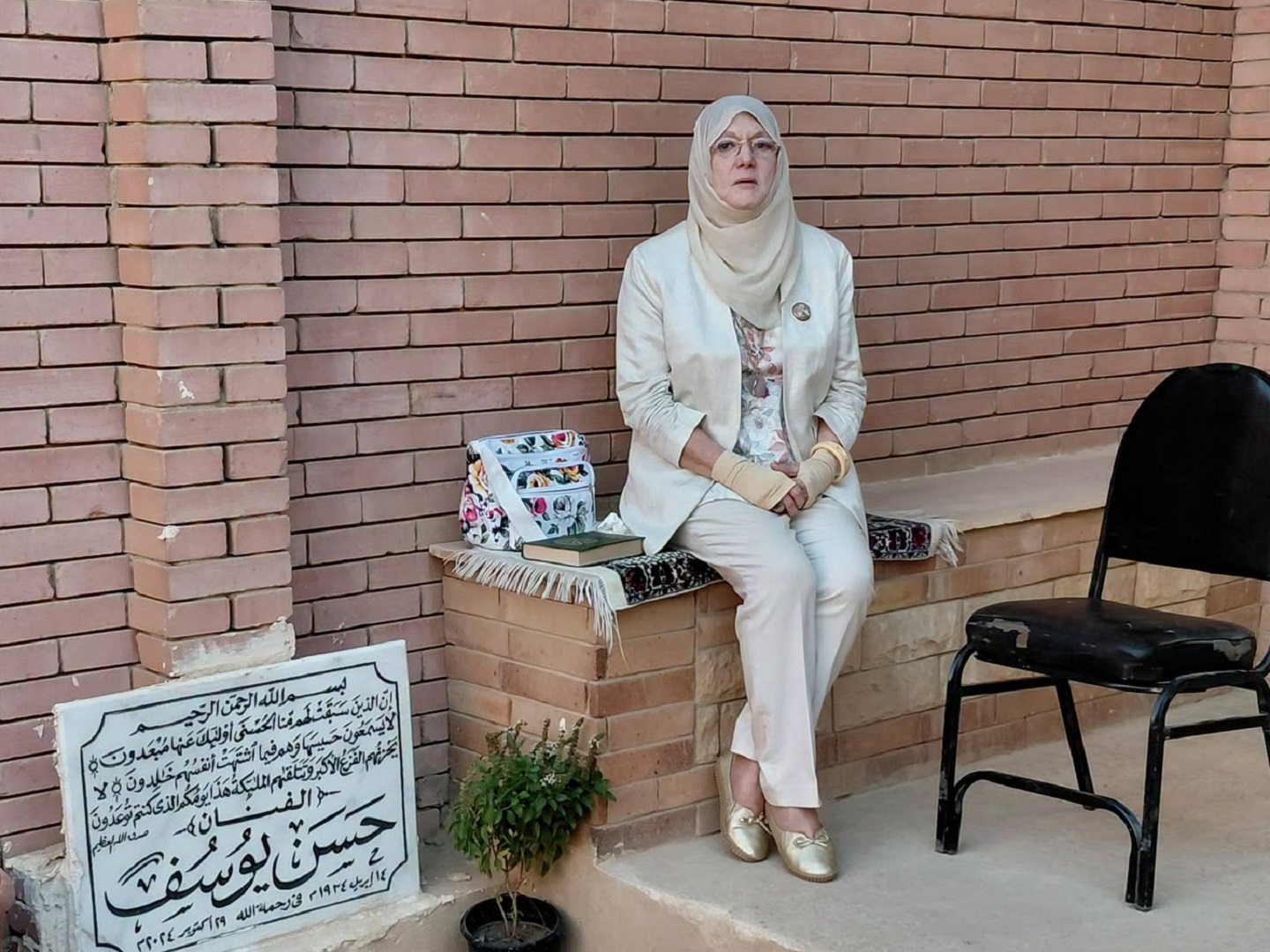 شمس البارودي أمام قبر زوجها حسن يوسف