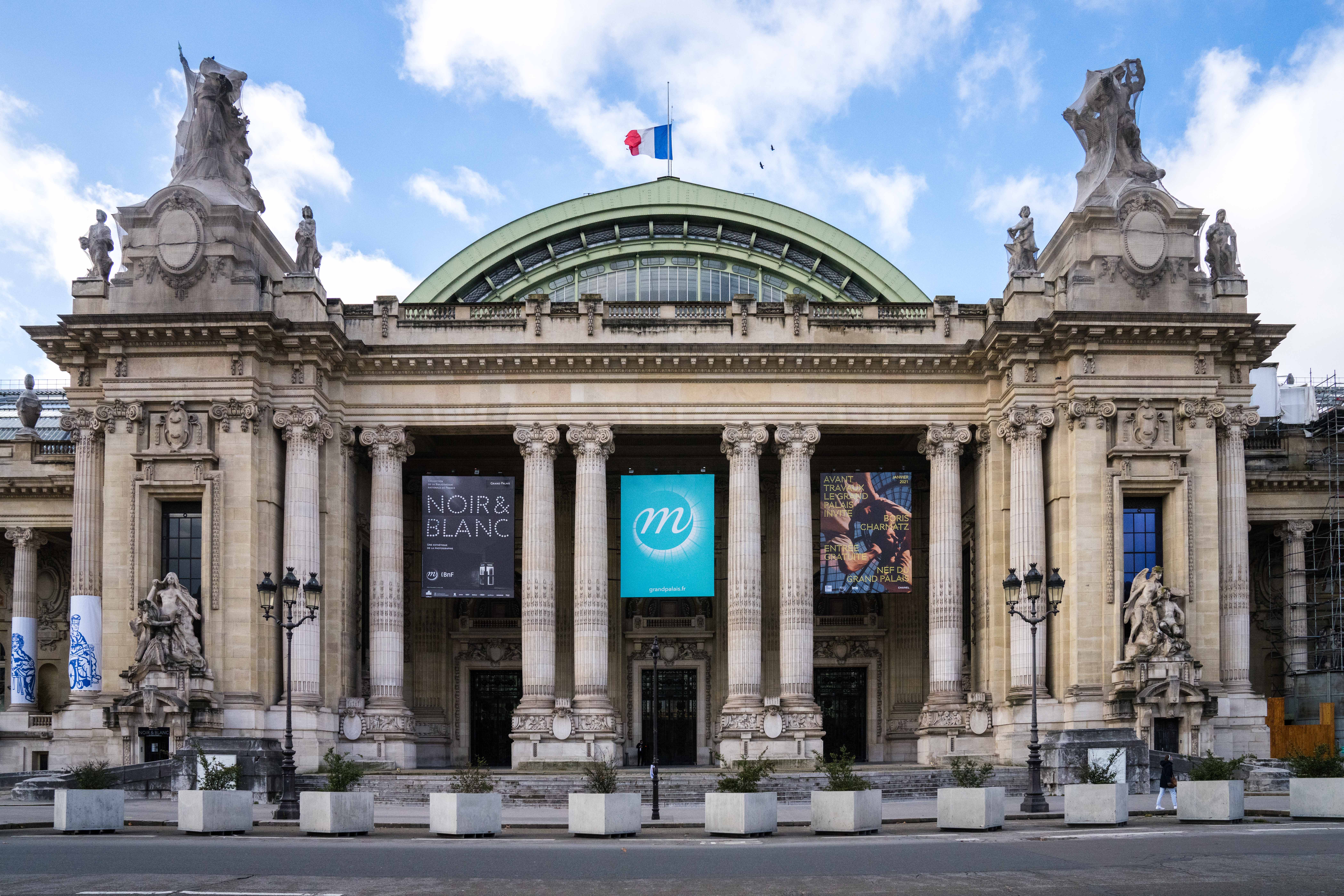 منظر خارجي لـ القصر الكبير (Grand Palais)، ضمن أسبوع الموضة في باريس، وذلك في 25 يناير/كانون الثاني 2021 في باريس، فرنسا، Grand Palais, during Paris Haute Couture Spring/Summer 2021 (مصدر الصورة:Edward Berthelot/Getty Images)