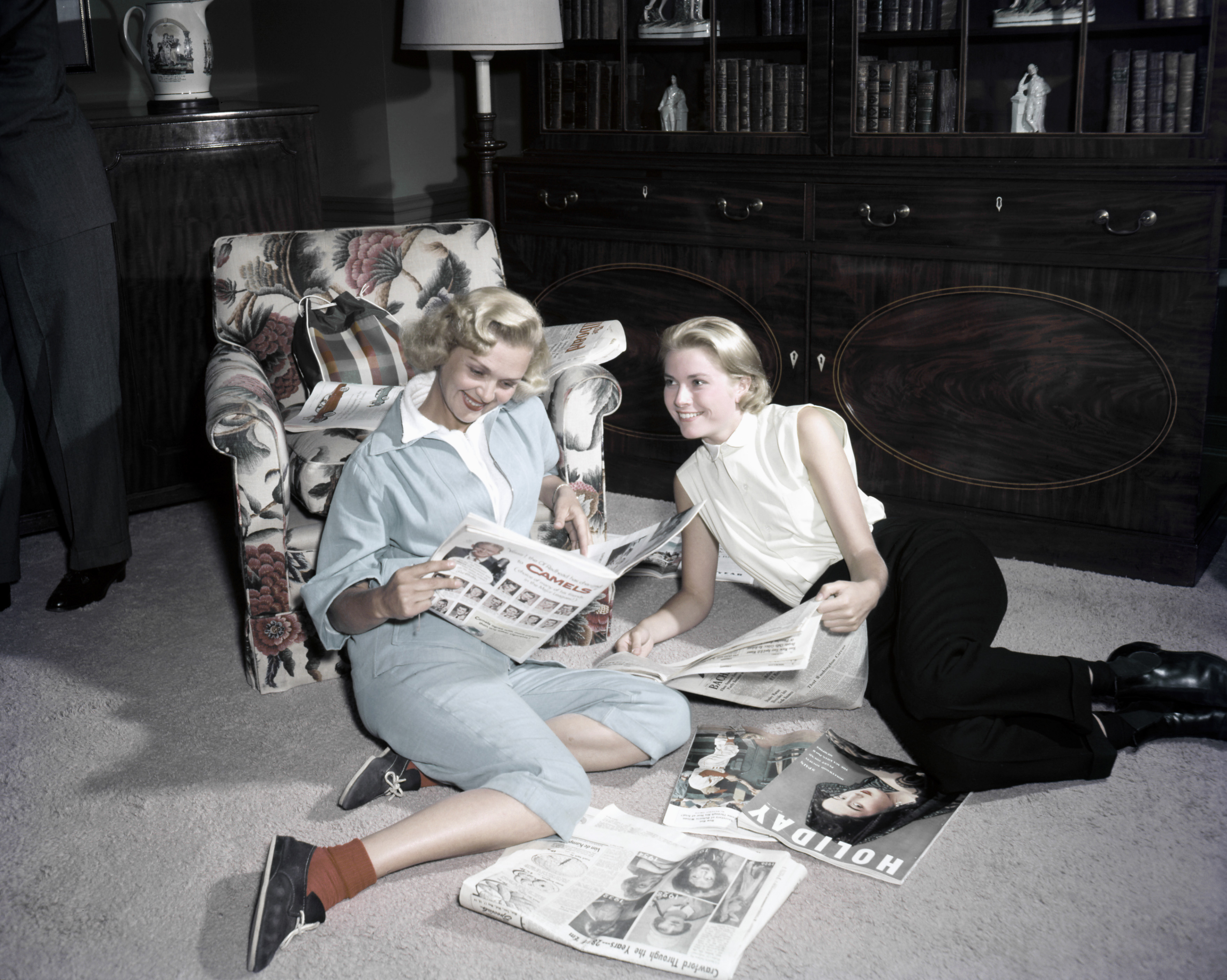 غريس كيلي وصديقة لها عام 1954،Grace Kelly with a friend, مصدر الصورة: Gene Lester/Getty Images)
