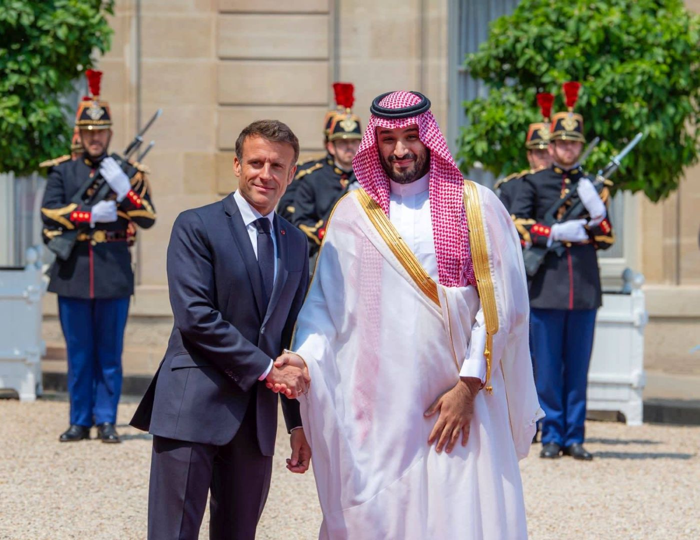 الرئيس الفرنسي إيمانويل ماكرون مستقبلاً ولي العهد السعودي الأمير محمد بن سلمان في قصر الإليزيه في باريس بتاريخ 16 يونيو 2023 - واس