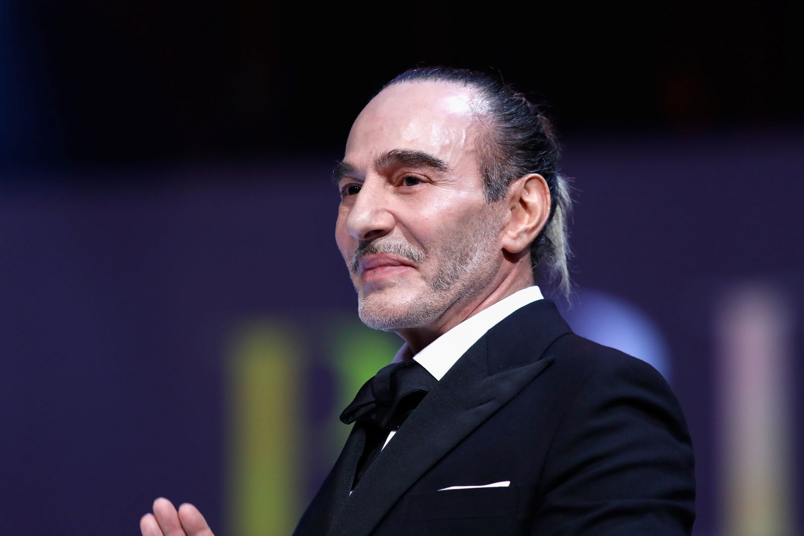جون غاليانو في لندن، إنجلترا (John Galliano in London, England). مصدر الصورة: Tristan Fewings/BFC/Getty Images for BFC