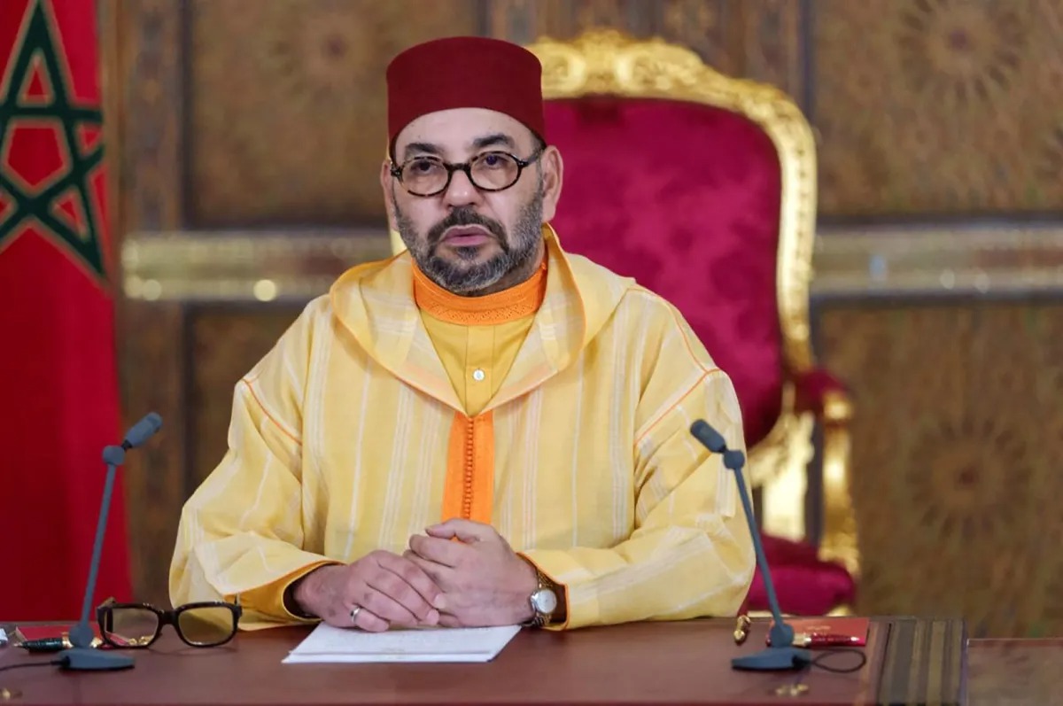 الملك محمد السادس من القصر الملكي شمال شرق مدينة فاس (King Mohammed VI from the Royal Palace in the northeastern city of Fez). مصدر الصورة: Moroccan Royal Palace / AFP