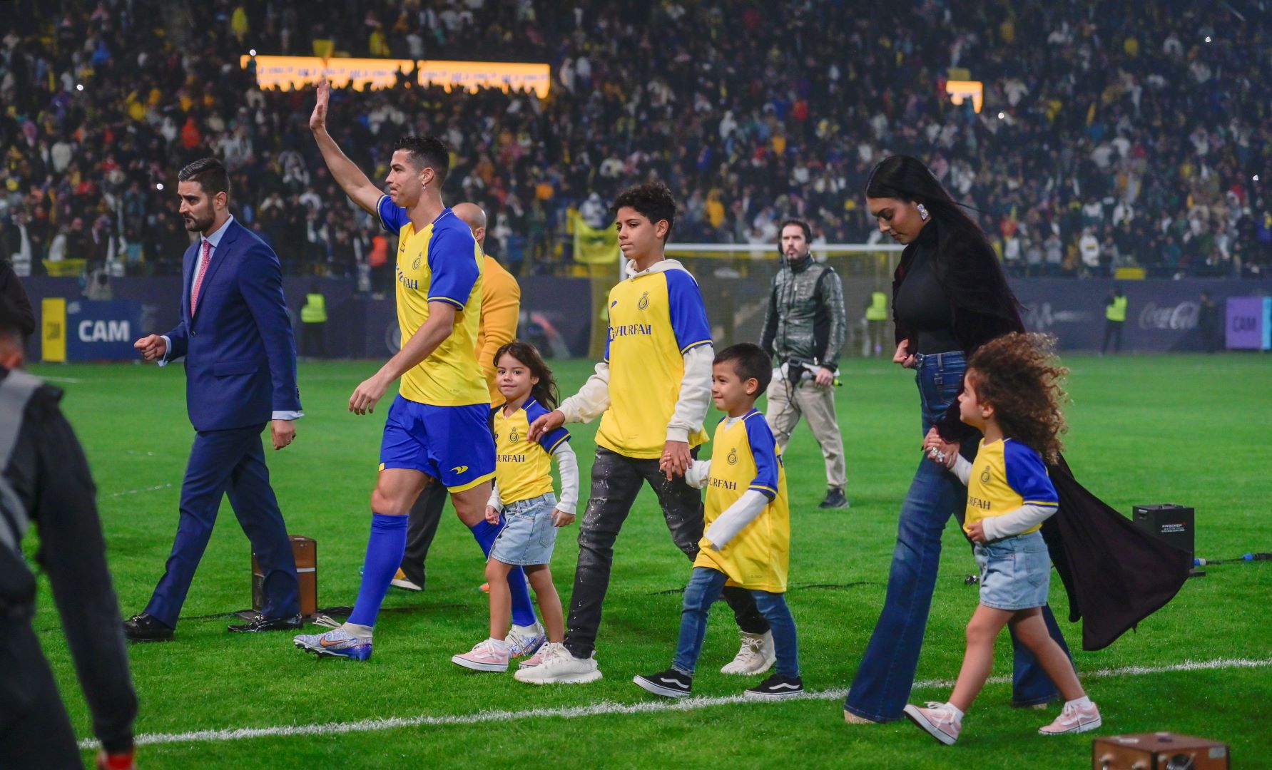 كريستيانو رونالدو مع عائلته في استاد مرسول بارك بالرياض، المملكة العربية السعودية (Cristiano Ronaldo with his family at Mrsool Park Stadium in Riyadh, Saudi Arabia). مصدر الصورة: Khalid Alhaj/MB Media/Getty Images
