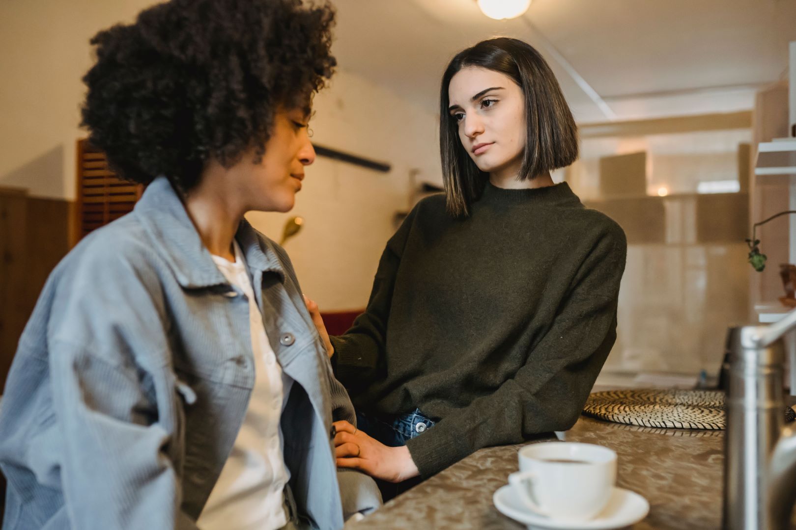 فتاة تشعر بالضيق بسبب سخرية صديقتها منها