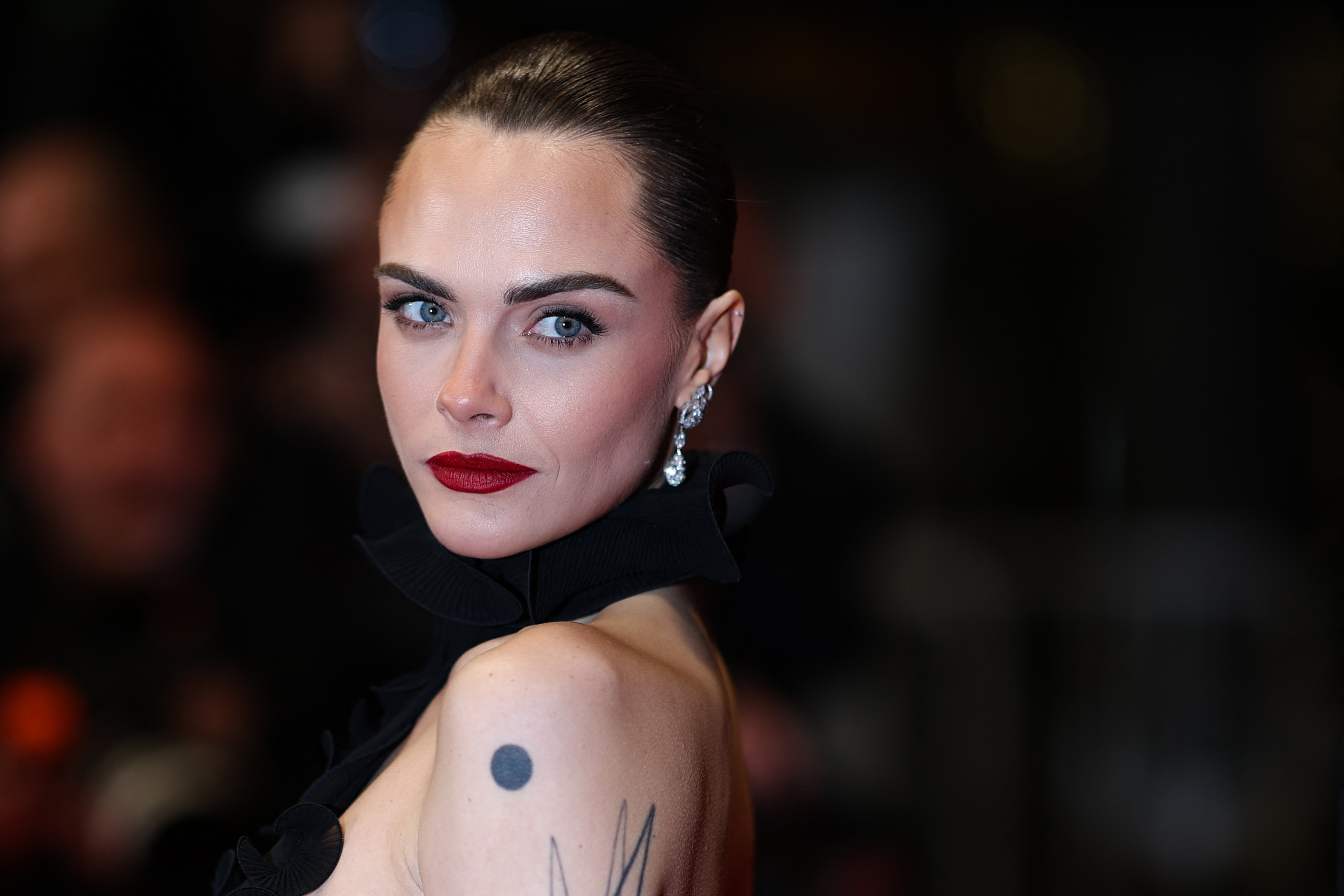 كارا ديليفين في مهرجان كان السينمائي بدورته الـ79 Cara Delevingne arrives for the screening of the film "Club Kid" at the 79th edition of the Cannes Film Festival - مصدر الصورة Sameer AL-DOUMY / AFP