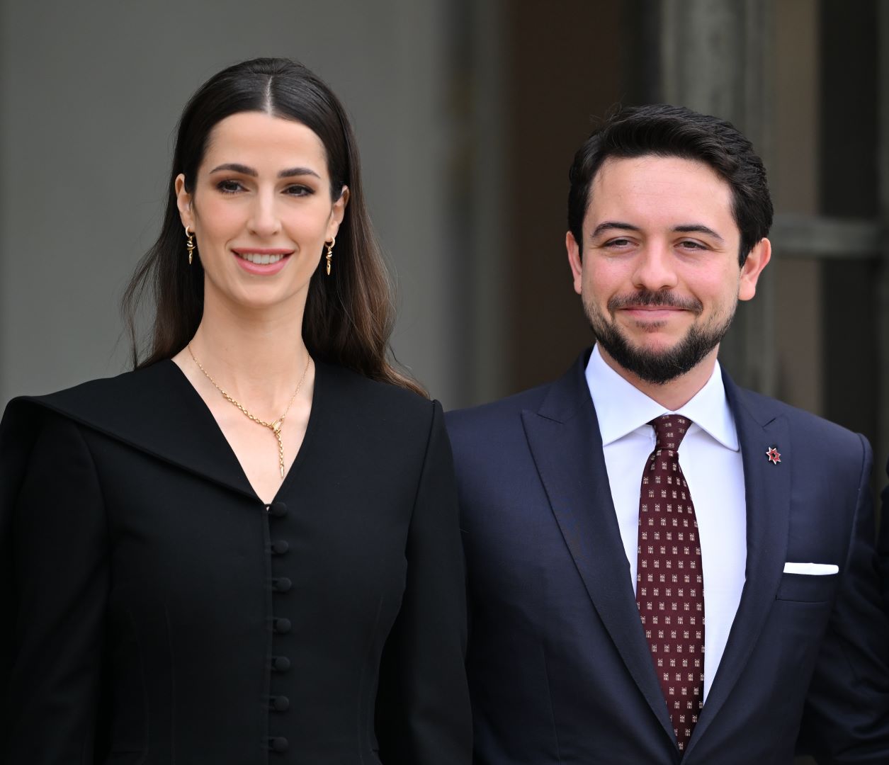 ولي العهد الأمير الحسين وزوجته الأميرة رجوة الحسين في قصر الإليزيه بباريس (Crown Prince  Hussein and his wife Princess Rajwa Al Hussein at the Elysee Palace in Paris). مصدر الصورة: Mustafa Yalcin/Anadolu via Getty Images