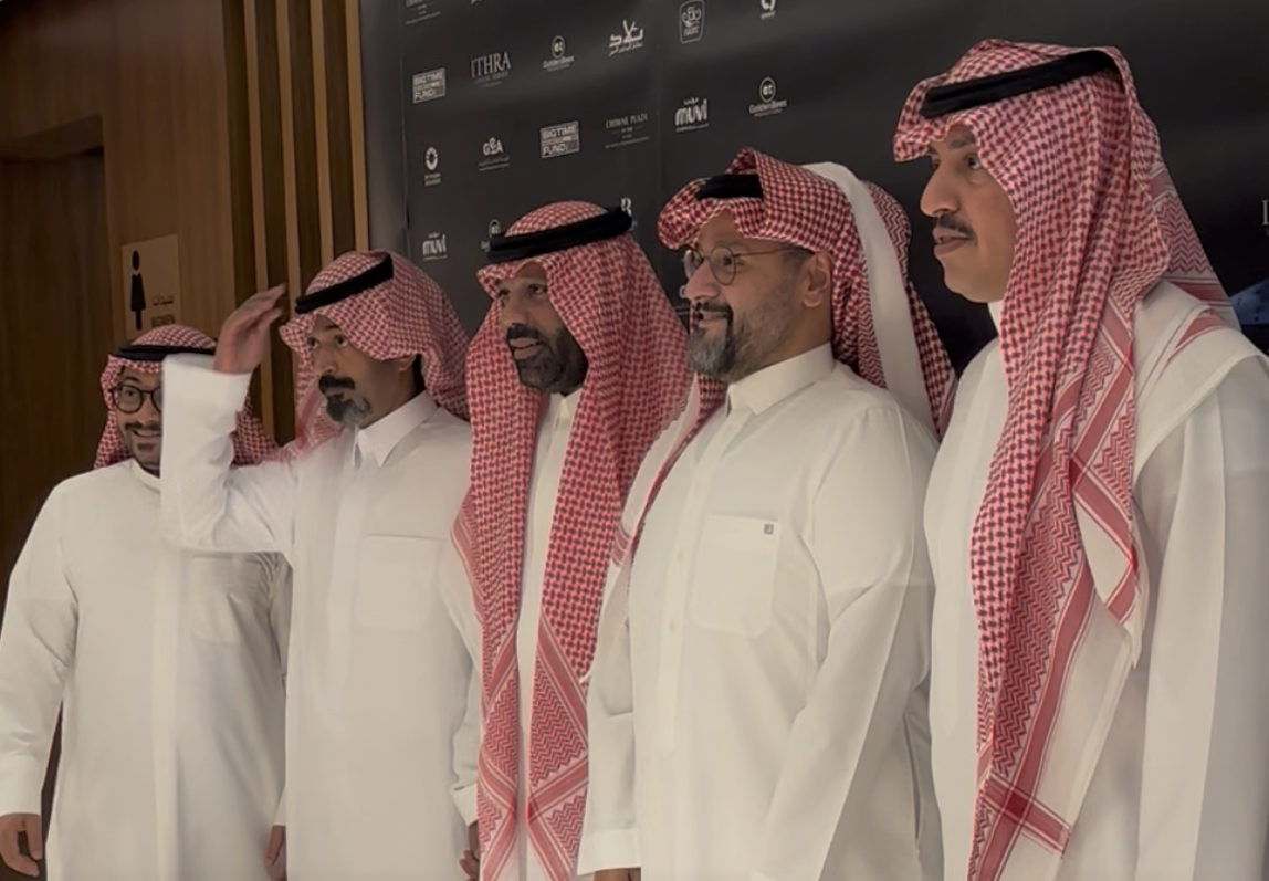 أبطال فيلم عكس سير- الصورة  خاصة  بسيدتي من تصوير زكية البلوشي
