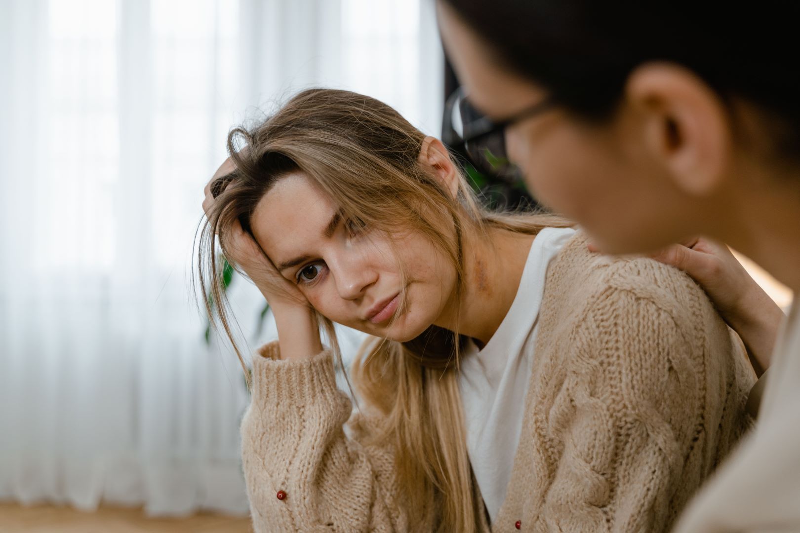 شابة تواسي صديقتها بكلمات طيبات تهدهد أحزانها وتربت على آلامها
