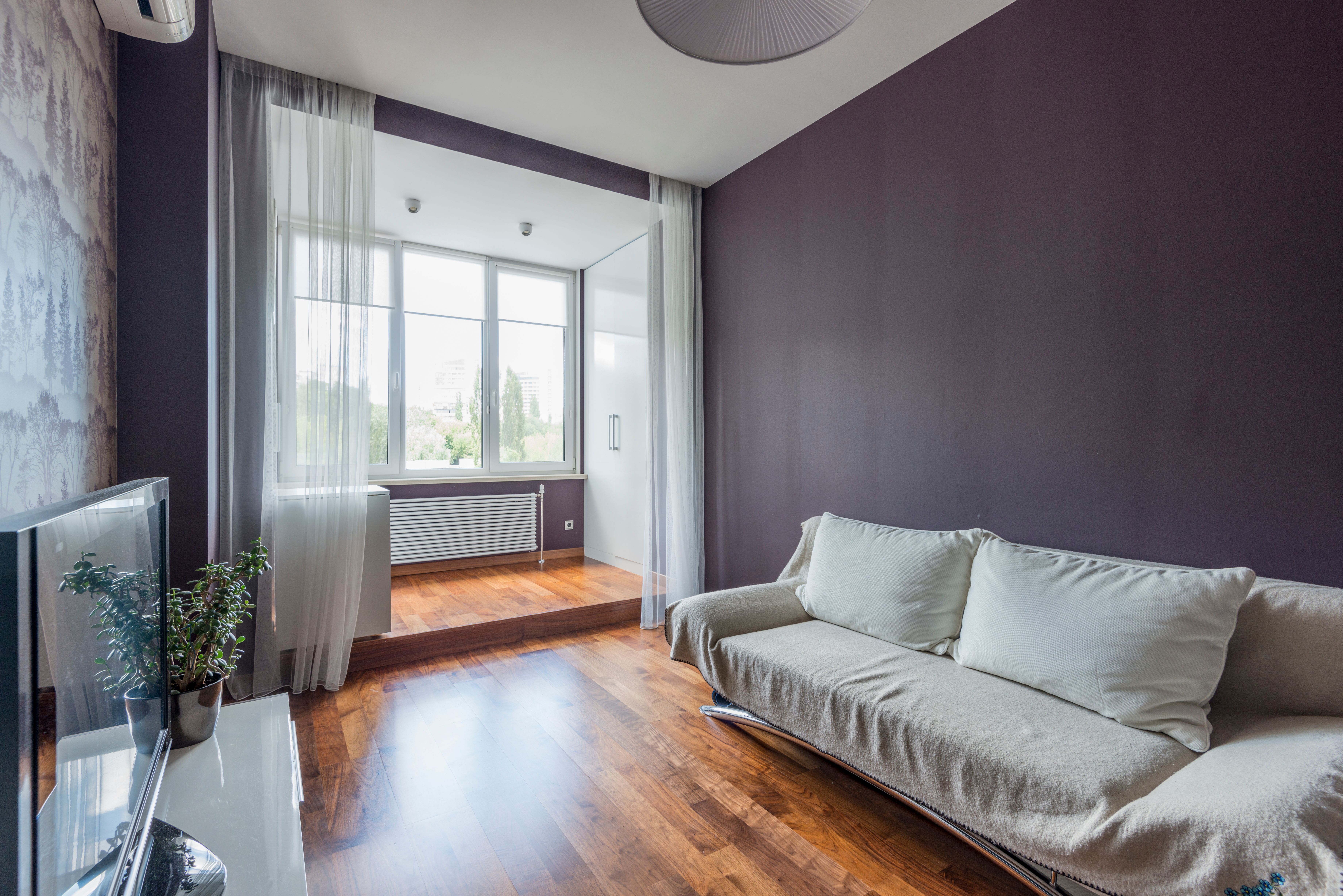 لون جدران غرفة المعيشة أرجواني دخاني عميق