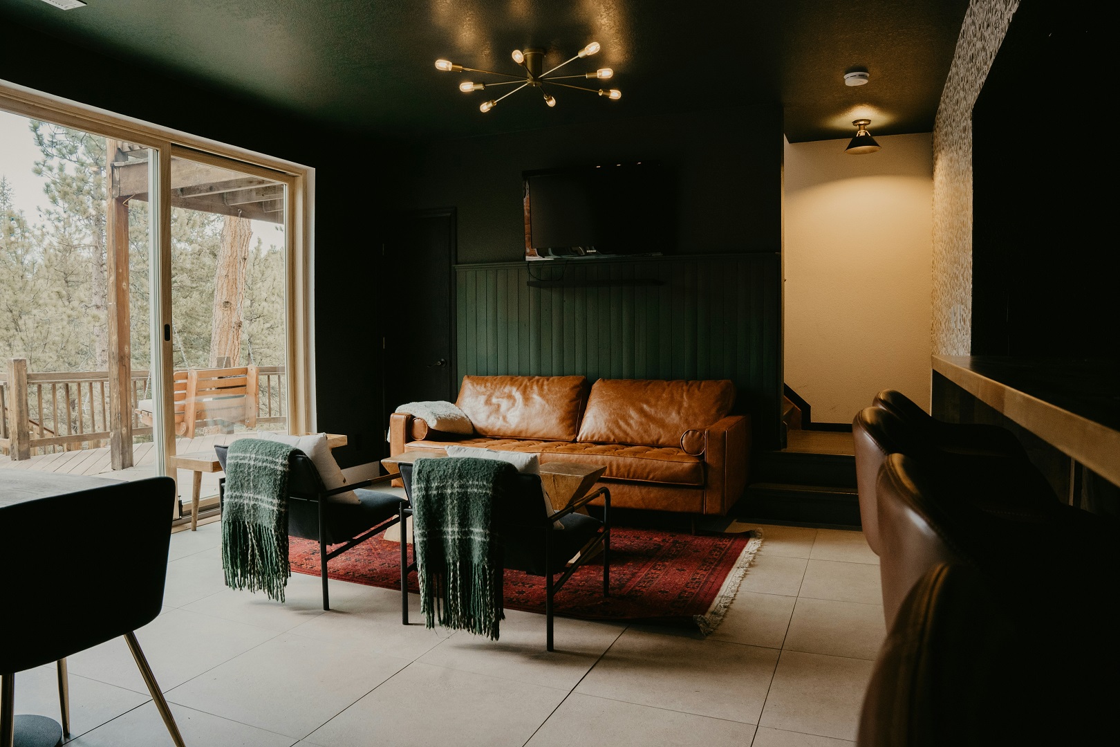 طلاء كل أجزاء الغرفة من جدران وسقف وألواح ونعلات بلون واحد لا يزال دارجاً
