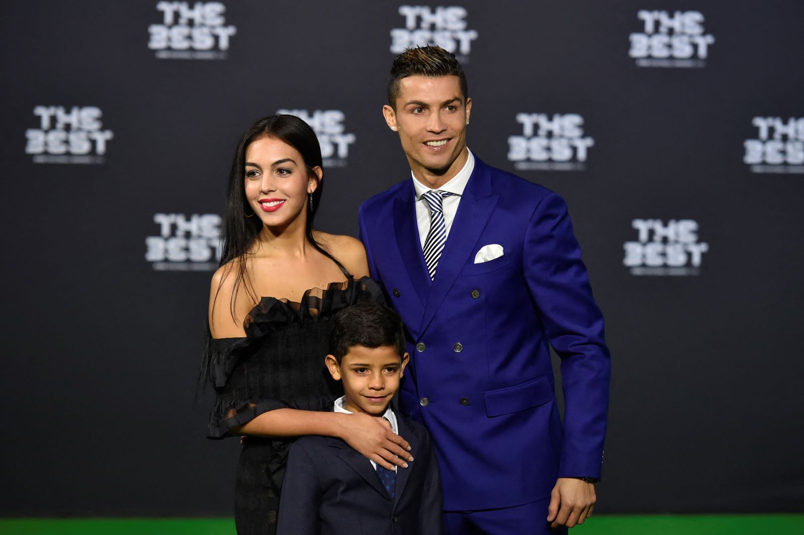 كريستيانو رونالدو مع جورجينا رودريغيز وابنه كريستيانو رونالدو جونيور في زيورخ (Cristiano Ronaldo with Georgina Rodriguez and his son Cristiano Ronaldo Jr in Zurich). مصدر الصورة: MICHAEL BUHOLZER / AFP
