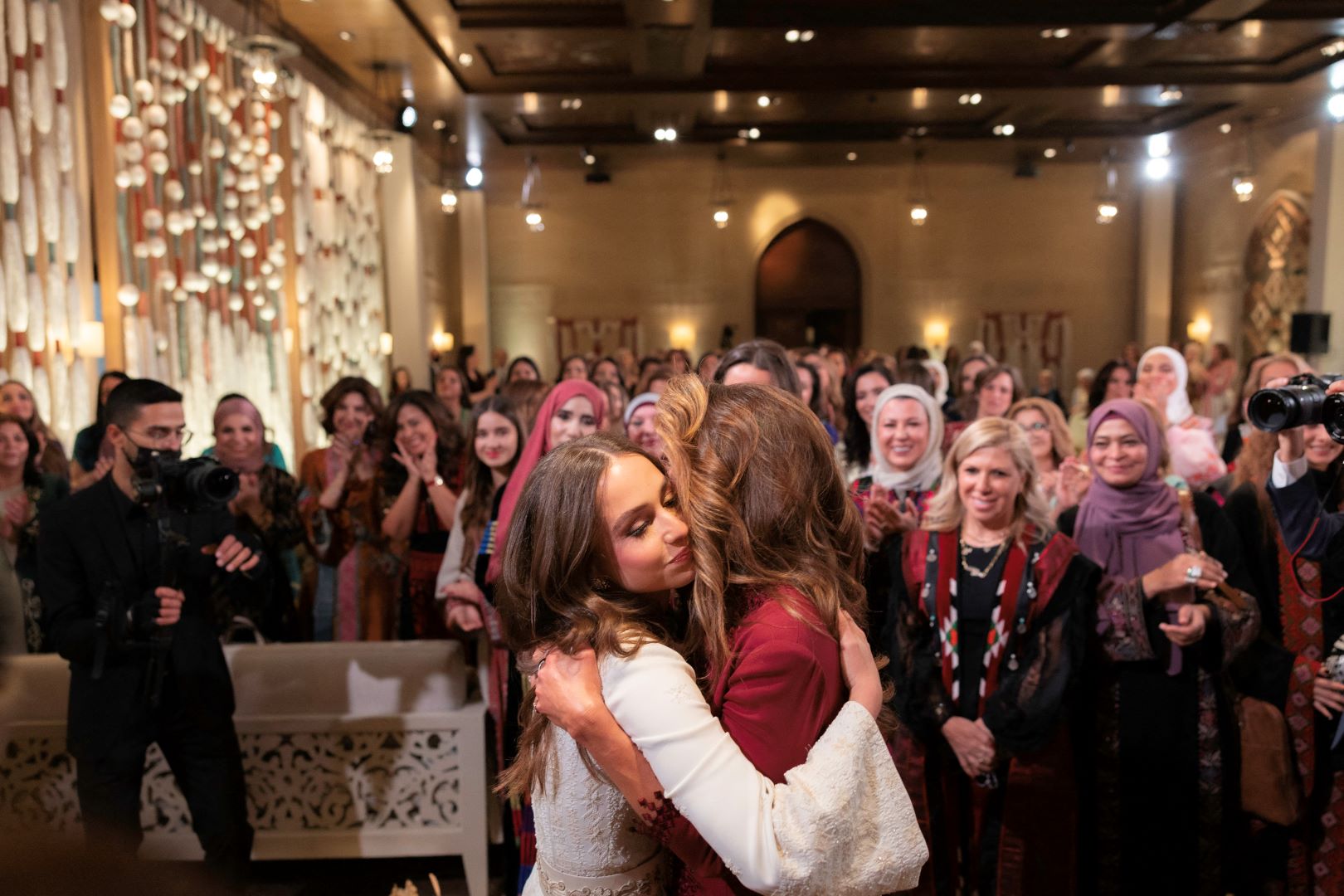 الملكة رانيا تعانق ابنتها الأميرة إيمان بنت عبد الله. مصدر الصورة: Office of Her Majesty Queen Rania Al Abdullah / AFP
