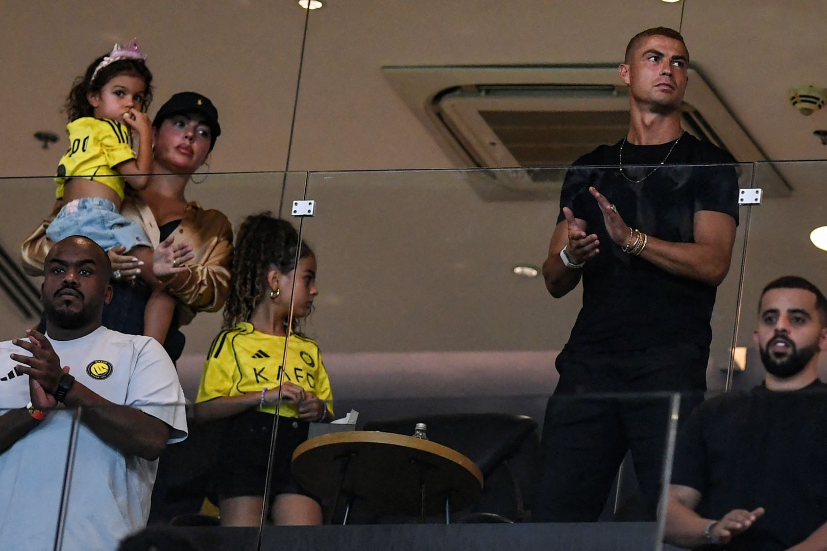 كريستيانو رونالدو وزوجته جورجينا رودريغيز وأطفالهما في ملعب الأول بارك بالرياض (Cristiano Ronaldo, his wife Georgina Rodriguez and their children at Al-Awwal Park in Riyadh). مصدر الصورة: AFP