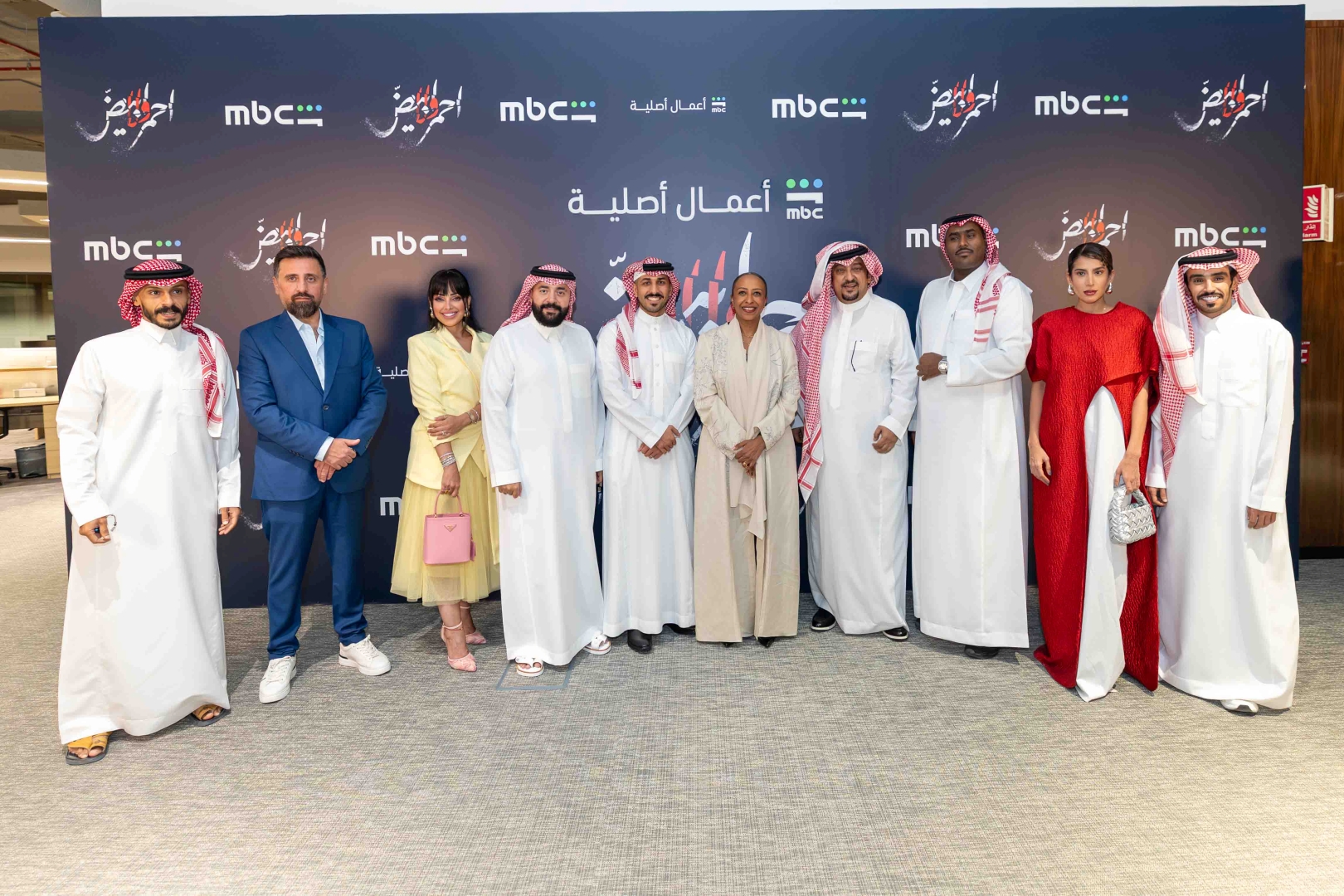 أبطال مسلسل أحمر ولا أبيض- الصورة من المركز الإعلامي لمجموعة mbc شاهد