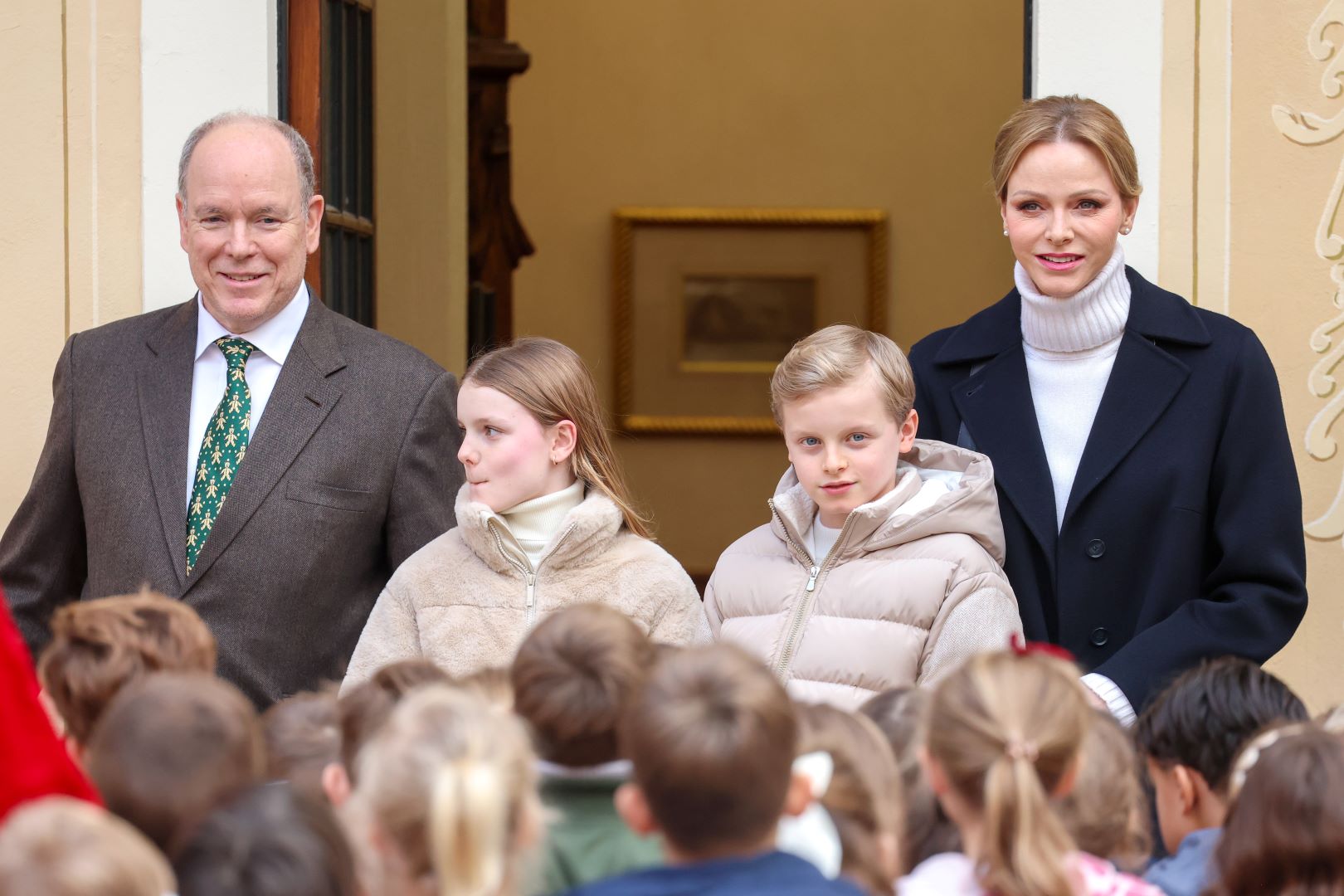 الأمير ألبرت الثاني، والأميرة غابرييلا، والأمير جاك، والأميرة شارلين في موناكو ( Prince Albert II, Princess Gabriella, Prince Jacques and Princess Charlene in Monaco). مصدر الصورة: Pascal Le Segretain/SC Pool - Corbis/Getty Images