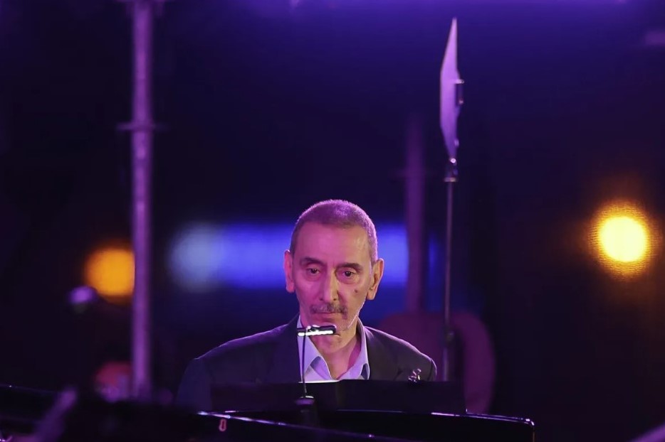 زياد الرحباني يحيي حفلاً موسيقياً ضمن فعاليات مهرجان أعياد بيروت 2019 على الواجهة البحرية في العاصمة اللبنانية Ziad Rahbani performs during the Beirut Holidays 2019 Festival at the waterfront in the Lebanese capital. مصدر الصورة: JOSEPH EID / AFP