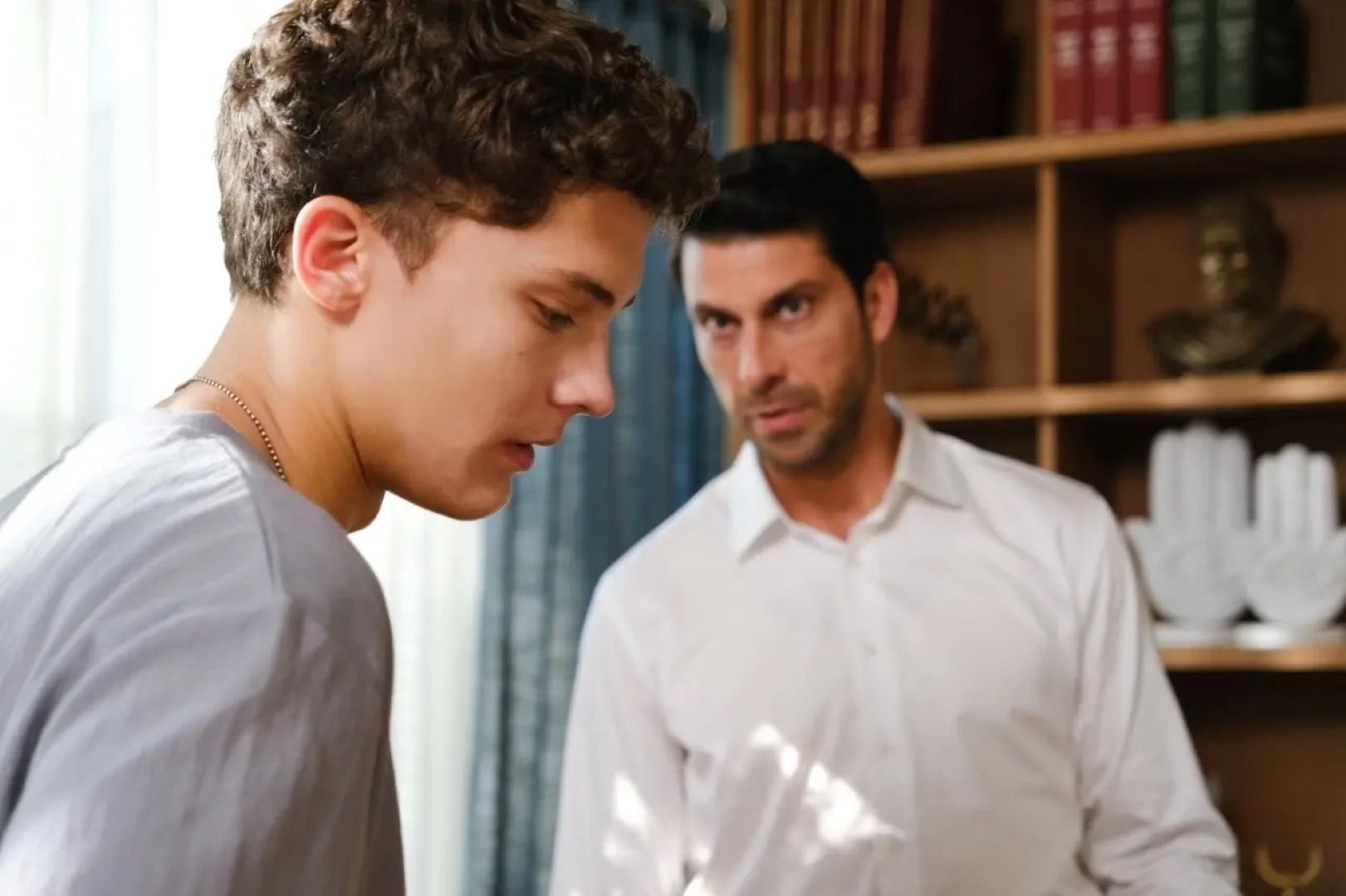 المسلسل التركي ما زلت في السابعة عشر- الصورة سكرين شوت من الحلقة 12