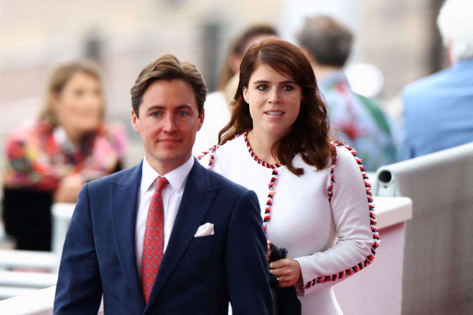 الأميرة يوجيني في قصر باكنغهام ( Princess Eugenie at Buckingham Palace). مصدر الصورة: HANNAH MCKAY / POOL / AFP